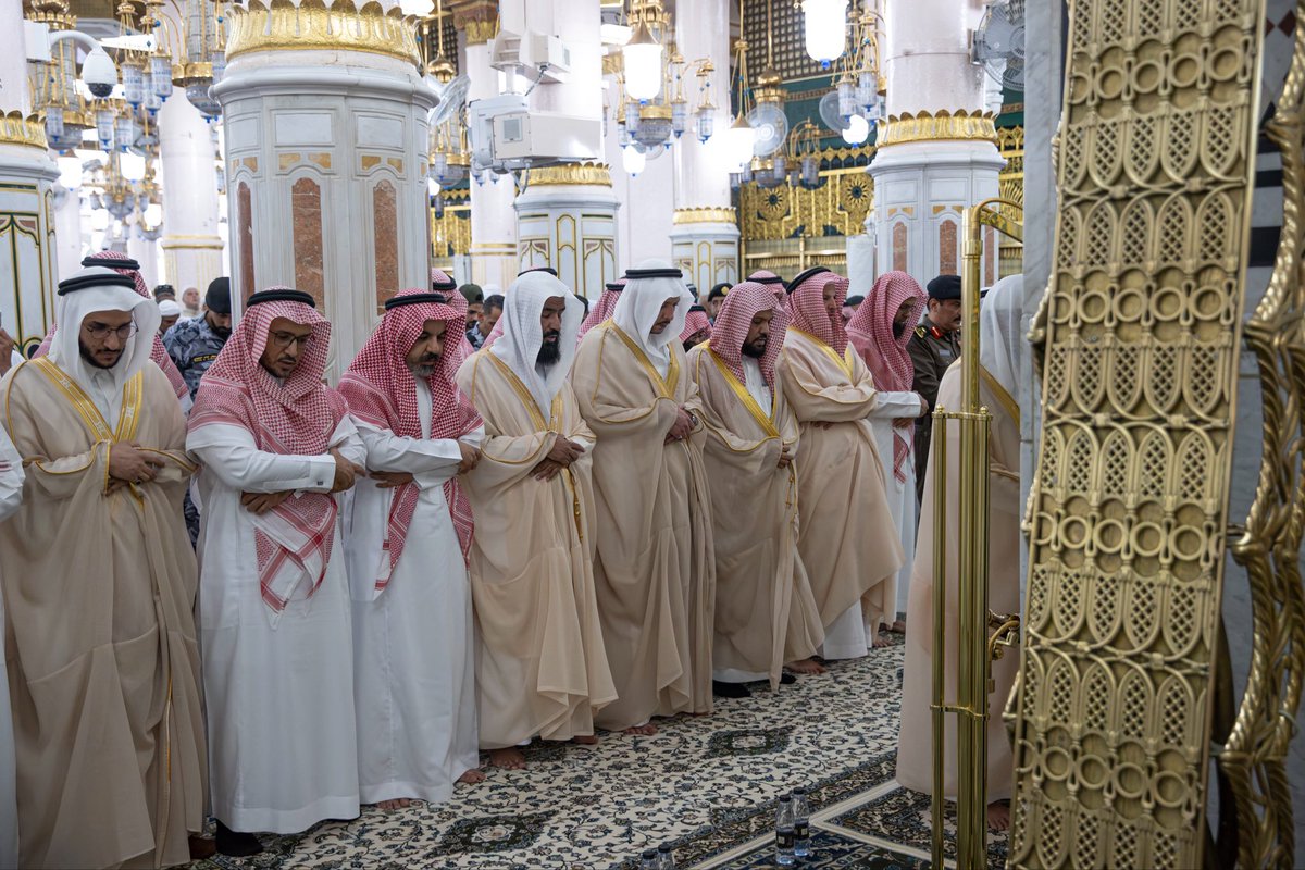 imarat_almadina's tweet photo. أدى سمو نائب أمير منطقة #المدينة_المنورة  #سعود_بن_نهار، مع جموع المصلين في #المسجد_النبوي، بعد صلاة الظهر اليوم، صلاة الميت على الأديب والمؤرخ محمد صالح البليهشي -رحمه الله- . https://t.co/WKYFRMxgYE