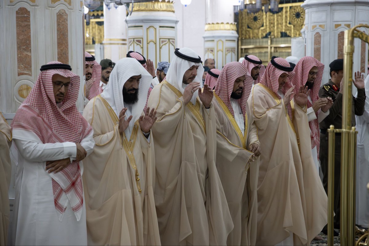 imarat_almadina's tweet photo. أدى سمو نائب أمير منطقة #المدينة_المنورة  #سعود_بن_نهار، مع جموع المصلين في #المسجد_النبوي، بعد صلاة الظهر اليوم، صلاة الميت على الأديب والمؤرخ محمد صالح البليهشي -رحمه الله- . https://t.co/WKYFRMxgYE