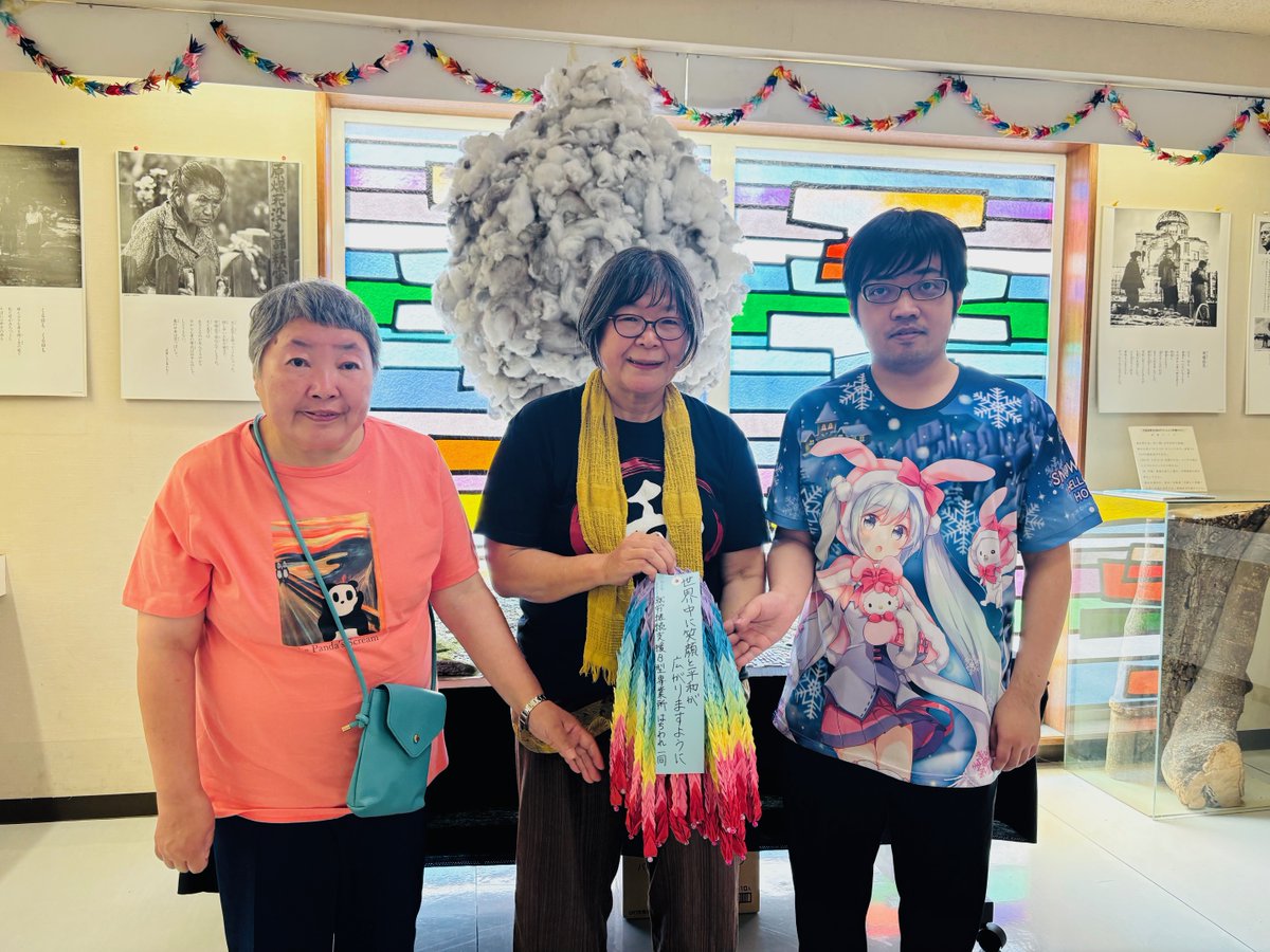Dohidankyo's tweet photo. 8月3日月曜日、学校の課題の調査で訪れた中学生、平和教育について報告する予定の学校の先生、福祉事業所の利用者と多彩な人が来館。「10秒の衝撃」のDVDを見てじっくり見学。福祉事業所のみなさんから千羽鶴をうけとりました。「日本はどうして核兵器禁止条約に加わらないのでしょう」との感想も。 https://t.co/V3KeD3yz3L