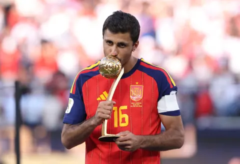 MadridSports_'s tweet photo. 😡 MOURINHO cree que no fichar a Rodri ES UN ERROR

El portugués cree que era el perfil ideal para la plantilla y cree que se agrava el fallo dejándolo ir al rival directo: EL BARÇA.

@Radioestadio https://t.co/WV2tzuci16