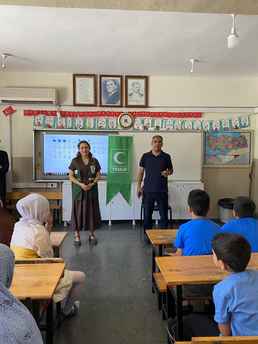 YesilayUrfa's tweet photo. Uygulayıcımız tarafından Karaköprü Mete Has İlkokulu ve Karaköprü Türk Telekom Ortaokulunda düzenlenen kurslarda minik gönüllülerimize Teknoloji Bağımlılığı eğitimi verildi. Karaköprü ilçe temsilcimiz Müslüm Bey Yeşilay tanıtımı yaptı.
@1920yesilay 
@mehmetDinc1920 
@hasansildak 
@Aziz_Ciftci63