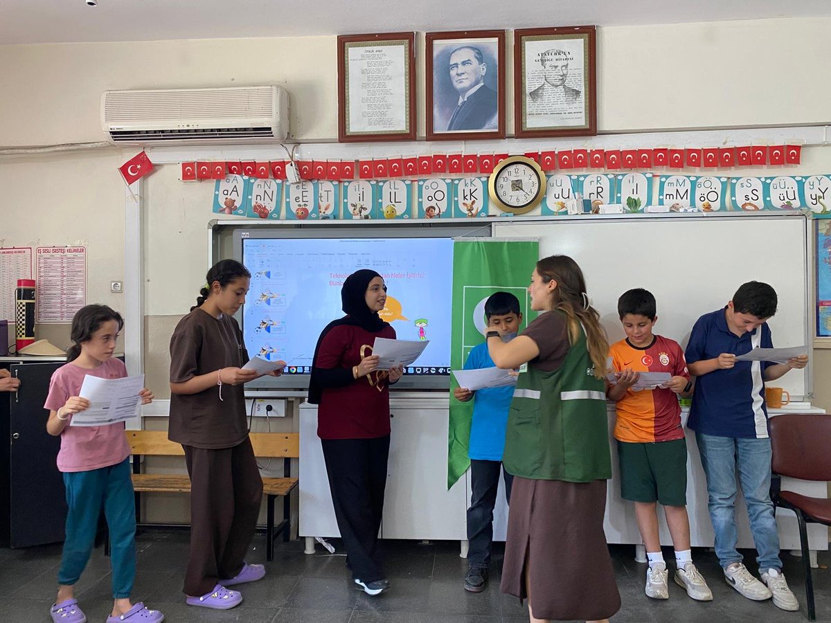 YesilayUrfa's tweet photo. Uygulayıcımız tarafından Karaköprü Mete Has İlkokulu ve Karaköprü Türk Telekom Ortaokulunda düzenlenen kurslarda minik gönüllülerimize Teknoloji Bağımlılığı eğitimi verildi. Karaköprü ilçe temsilcimiz Müslüm Bey Yeşilay tanıtımı yaptı.
@1920yesilay 
@mehmetDinc1920 
@hasansildak 
@Aziz_Ciftci63