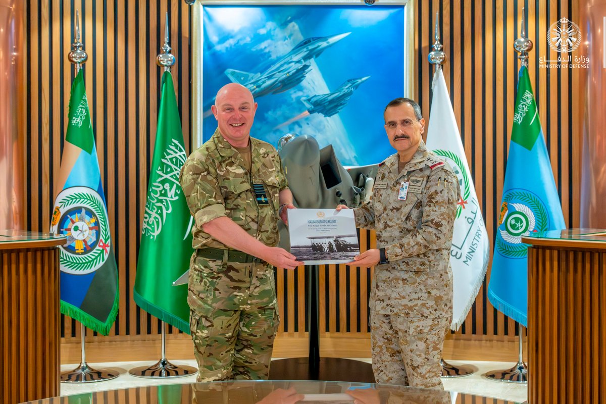 modgovksa's tweet photo. سمو قائد القوات الجوية الفريق الركن تركي بن بندر بن عبدالعزيز يستقبل معالي رئيس أركان القوات الجوية الملكية البريطانية الفريق الطيار الركن هارف سميث.
وجرى خلال الاستقبال استعراض التعاون بين القوتين الجويتين في البلدين الصديقين، وبحث الموضوعات ذات الاهتمام المشترك.

#وزارة_الدفاع https://t.co/lDnTXfWSK2