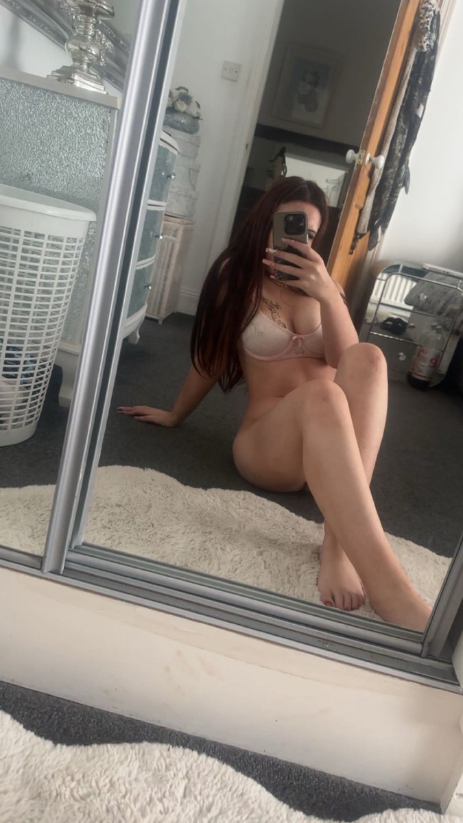 summerr222a's tweet photo. where are the genuine pay pigs that just wanna give money to see a pretty girl smile? #findom #paypigs #ilovemoney #britishgirl https://t.co/MmU8I3J8GV