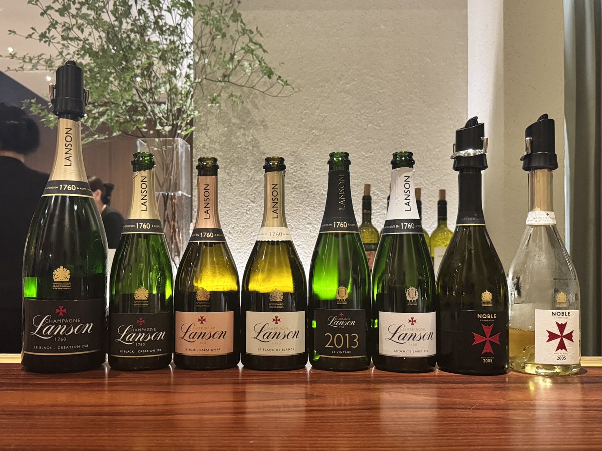 wine_take's tweet photo. 本日はランソンのイベントに行ってきました。ブラック・クリイエションしか飲んだことありませんでしたが、こういった機会にいろいろ飲み比べできるのってとってもいいですね。
すごく楽しくて、華金かと錯覚する木曜の夜でした。 https://t.co/vrte52JZ6R