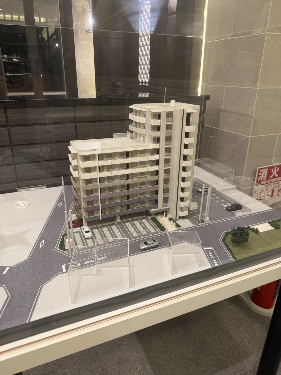 okitesla's tweet photo. 知人にご招待いただいたマンションのエントランスラウンジに模型が！
モデルルームで使って以降見なくなるので、こうやって購入後も模型を見れるの良いですね https://t.co/7rqZMhRltd