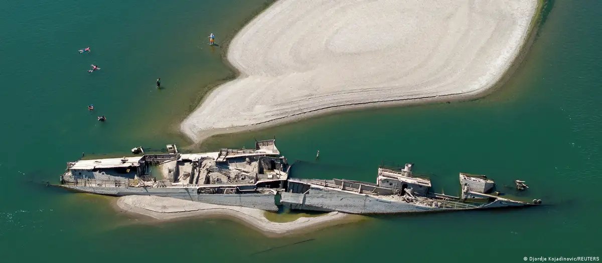 sizov_andre's tweet photo. Europe's second-longest river, the Danube, has reached levels so low that sunken German battleships from World War II have emerged from the dried-out riverbed - DW

#oatt #grain https://t.co/xA5lib7I7Y