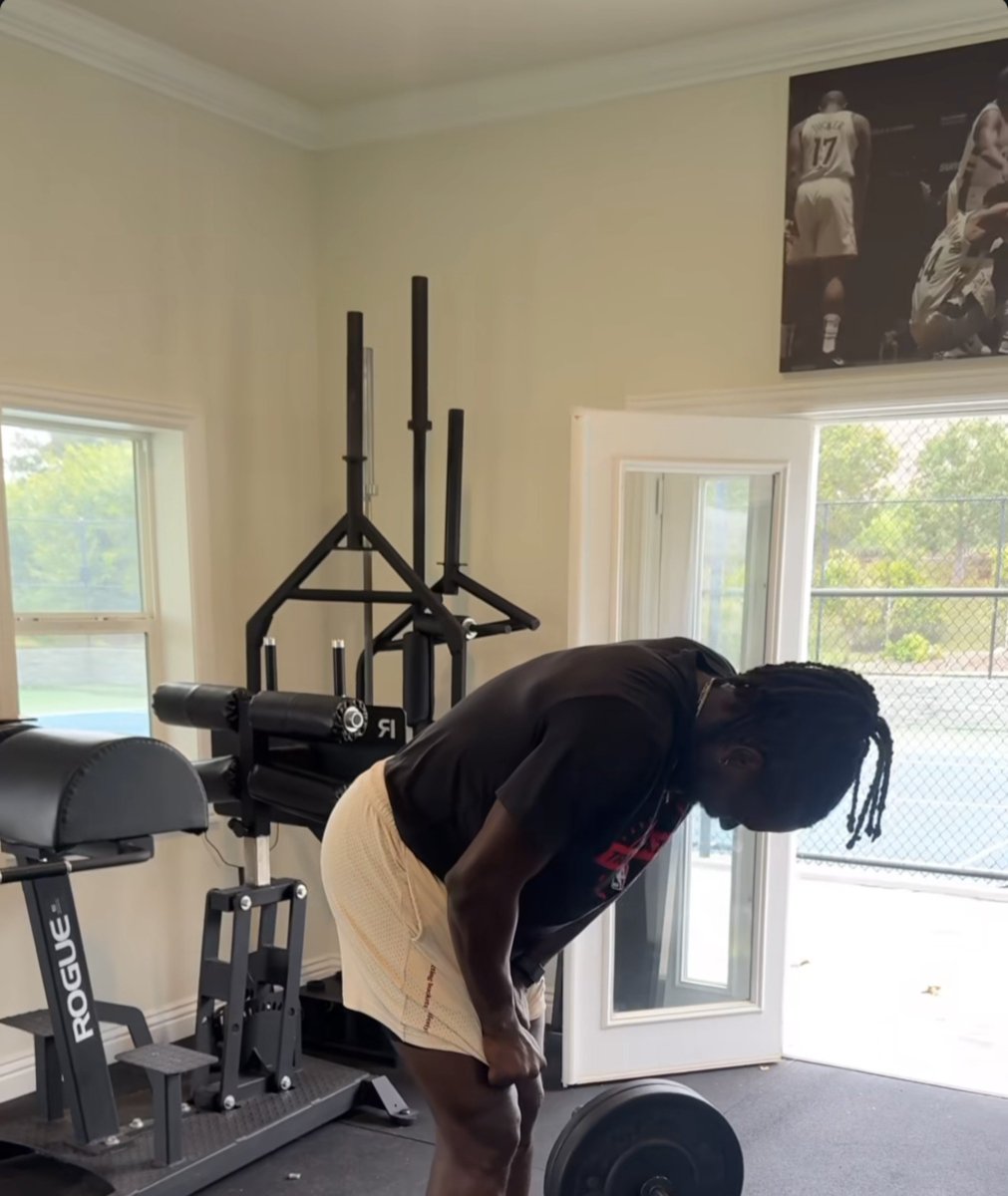 bucksfan34's tweet photo. Peep the picture Jrue has up in his gym though!!! 🥹 https://t.co/LoHwTY7ucq