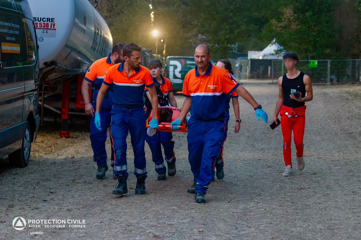 ProtecCivilefr's tweet photo. Pendant plusieurs semaines, les bénévoles de la Protection Civile de Vendée se sont relayés pour assurer le Dispositif Prévisionnel de Secours (DPS) du Festival de Poupet.
Au total, ils ont veillé sur près de 135 000 festivaliers venus profiter des concerts et spectacles. https://t.co/Aj9Zk9U4nR
