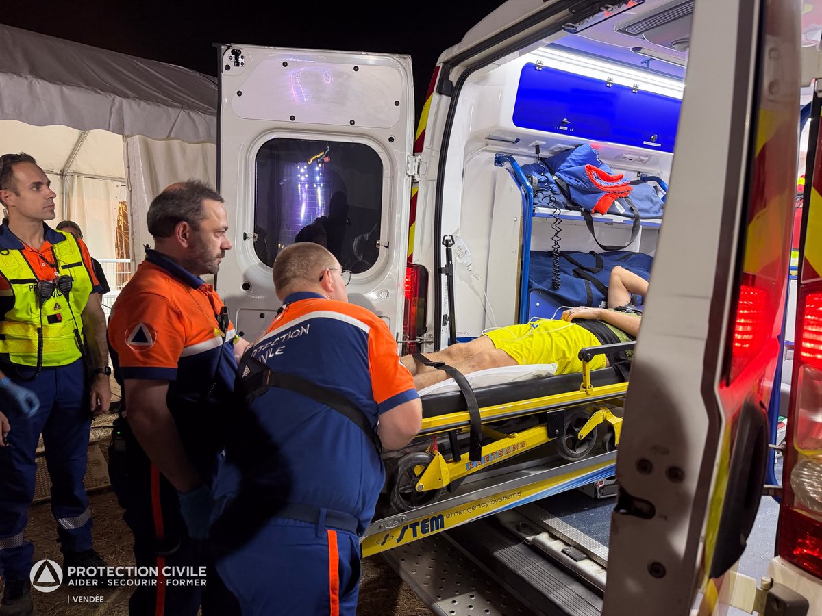 ProtecCivilefr's tweet photo. Pendant plusieurs semaines, les bénévoles de la Protection Civile de Vendée se sont relayés pour assurer le Dispositif Prévisionnel de Secours (DPS) du Festival de Poupet.
Au total, ils ont veillé sur près de 135 000 festivaliers venus profiter des concerts et spectacles. https://t.co/Aj9Zk9U4nR