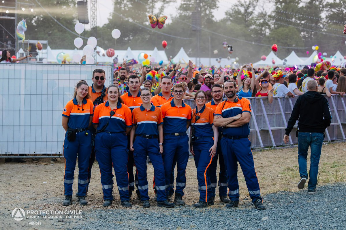 ProtecCivilefr's tweet photo. Pendant plusieurs semaines, les bénévoles de la Protection Civile de Vendée se sont relayés pour assurer le Dispositif Prévisionnel de Secours (DPS) du Festival de Poupet.
Au total, ils ont veillé sur près de 135 000 festivaliers venus profiter des concerts et spectacles. https://t.co/Aj9Zk9U4nR