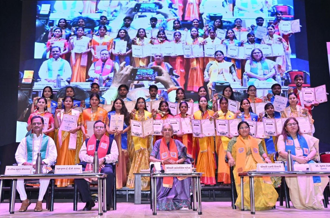 GovernorofUp's tweet photo. राज्यपाल श्रीमती आनंदीबेन पटेल की अध्यक्षता में दीनदयाल उपाध्याय गोरखपुर विश्वविद्यालय का 45वाँ दीक्षोत्सव संपन्न हुआ। 74,481 विद्यार्थियों को उपाधियाँ, 172 पदक प्रदान किए गए। इस अवसर पर 2,500 बेटियों का एचपीवी टीकाकरण तथा 500 आंगनबाड़ी केंद्रों को किट वितरित की गई। https://t.co/CYjnNtzlBb