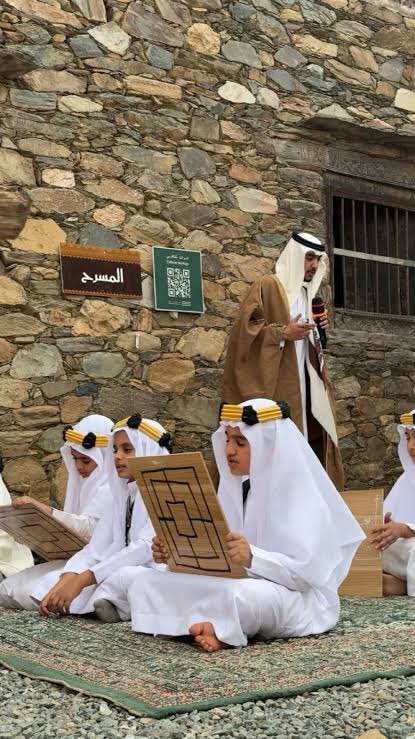 MAaltawi's tweet photo. ليست كل الأسواق أماكن للبيع والشراء بل إن بعضها يروي تاريخًا ويحفظ هويةً ويعيد للأجيال قصة المكان والإنسان.

لقد كان سوق رغدان التاريخي (2) “حكاية وتراث” أكثر من فعالية موسمية بل كان رسالةً تؤكد أن المجتمعات التي تعتز بتاريخها هي الأقدر على صناعة مستقبلها. ففي كل ركن من أركان السوق تجلت روح رغدان وفي كل فعالية حضر عبق الماضي بروح الحاضر ليحكي للأجيال قصة أرضٍ عريقة وأهلٍ أوفياء وإرثٍ يستحق أن يُصان ويُورَّث.

إن نجاح هذا الحدث لم يكن وليد الصدفة بل كان ثمرة رؤية وعملٍ دؤوب وإيمانٍ بأهمية الحفاظ على الموروث الثقافي وتحويله إلى قيمة مجتمعية وسياحية واقتصادية.

وأتقدم بخالص الشكر والتقدير لسعادة الشيخ هاشم بن عبدالرحمن آل عدنان على دعمه واهتمامه ومتابعته ولأعضاء اللجنة المنظمة الذين بذلوا جهودًا كبيرة حتى ظهر المهرجان بهذه الصورة المشرفة كما أتوجه بالشكر والعرفان إلى أهالي رغدان كافة الذين كانوا الشريك الحقيقي في هذا النجاح بما أظهروه من تعاون وتكاتف وحفاوة وتفاعل إيجابي مؤكدين أن نجاح أي عمل مجتمعي يبدأ من تلاحم أبنائه وإيمانهم بفكرته.

إن المحافظة على التراث ليست مسؤولية جهة بعينها بل مسؤولية مجتمع بأكمله وسوق رغدان التاريخي يقدم نموذجًا ملهمًا لما يمكن أن يتحقق عندما تجتمع القيادة المجتمعية والعمل التطوعي وروح الانتماء حول هدفٍ واحد.

أسأل الله أن يبارك هذه الجهود وأن يديم على رغدان وأهلها عزهم وتلاحمهم وأن يكتب لهذا السوق مزيدًا من النجاح والتطور ليبقى منارةً للتراث ووجهةً ثقافية وسياحية تعكس أصالة المنطقة وتسهم في تحقيق مستهدفات وطننا الغالي في الحفاظ على إرثه الحضاري وتعزيز حضوره للأجيال القادمة.

#سوق_رغدان_التاريخي
#رغدان
#الباحة
#حكاية_وتراث @AhmedAlKhateeb @BadrFAlSaud
