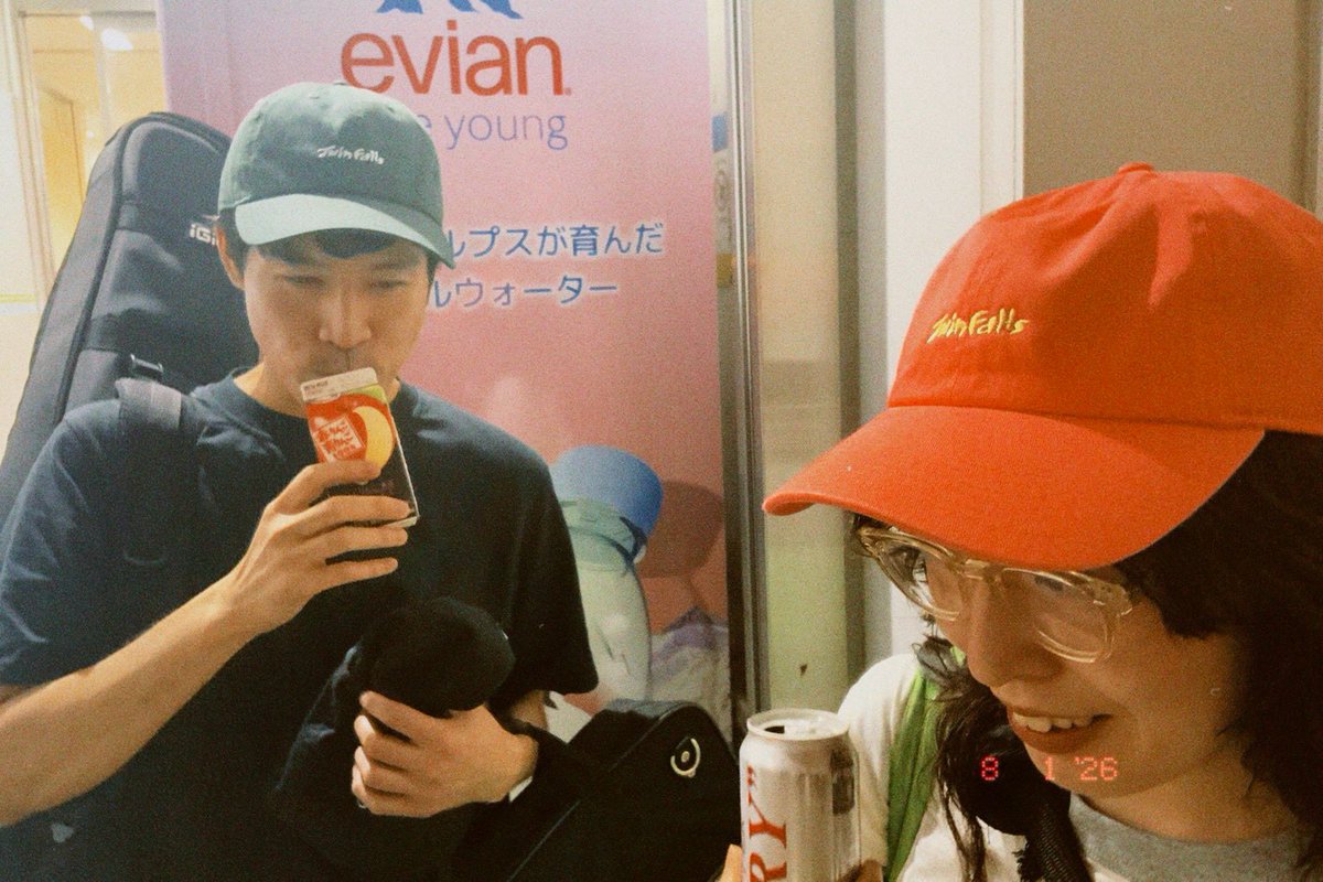 a_m_o's tweet photo. 🍍Twin Falls7 グッズ情報🍍

8/8(土)Twin Fall 7の会場限定で発売するグッズの紹介です🥝

②TFロゴキャップ🧢

俺、キャップが好きなんです、とにかく。周りの友人たちは分かると思いますが、俺会う時ほぼほぼ毎回キャップ被ってると思います。
だからTFで作っちゃいました。シンプルに普段使いしやすい、控えめなロゴが爽やかな夏風のような雰囲気を出してくれています🌻
色は個人的に差し色にしたい！と思って、本当に普通に今欲しい色で作りました。普段あまり服装に色味を取り入れられない…という控えめなあなたも、この夏はちょっと冒険してみませんか🤟

フォレストグリーンに爽やかなベビーブルー🌲🫐
コーラルピンクにフレッシュなベビーイエロー🍉🍋

どちらも被るだけで気分が超❗️上がります🤩

model：OP(犬丸二)、otouto(オトウトの課題)