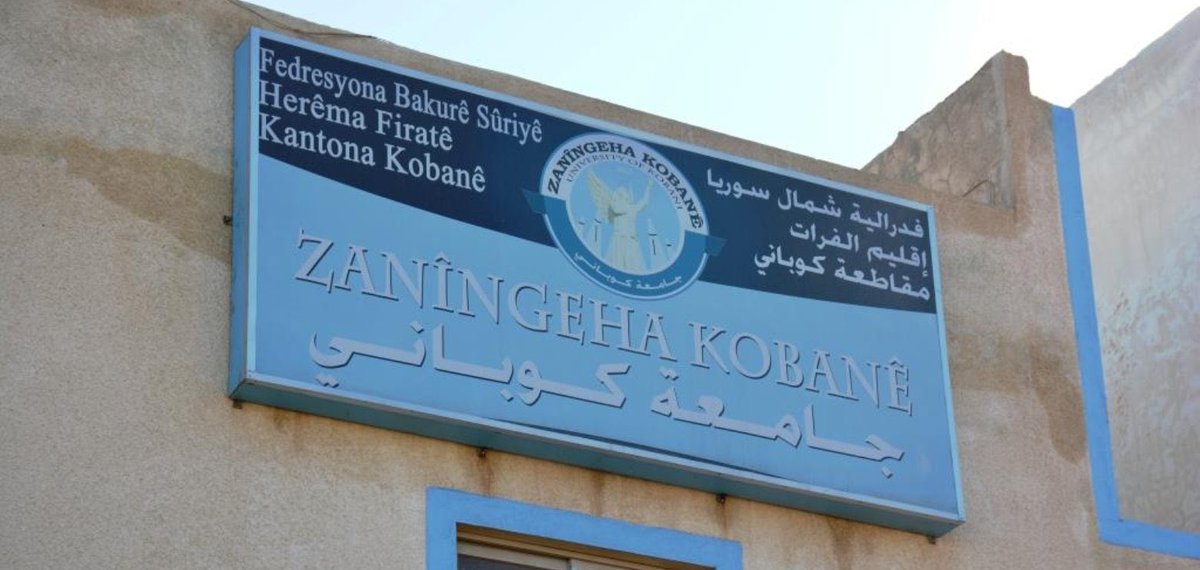 RastiHaber1's tweet photo. Kobani Üniversitesi’nde Kürtçe eğitim krizi: Öğrenciler anadilde eğitimin sürmesini istiyor

🔶 Rojava’daki Kobani Üniversitesi’nde öğrenim gören çok sayıda öğrenci, derslerin Arapça verilmesi nedeniyle eğitimde ciddi zorluklar yaşadıklarını belirterek üniversitenin yeniden Kürtçe eğitime dönmesini talep etti.

 https://t.co/OwfCoOUsP1