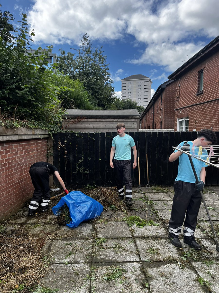 artilleryyc's tweet photo. Our latest two gardens - clearing weeds, cut back overgrown bushes and trees.  Two older residents were delighted. Lads always put a decent shift in… https://t.co/iE65fm6Je4