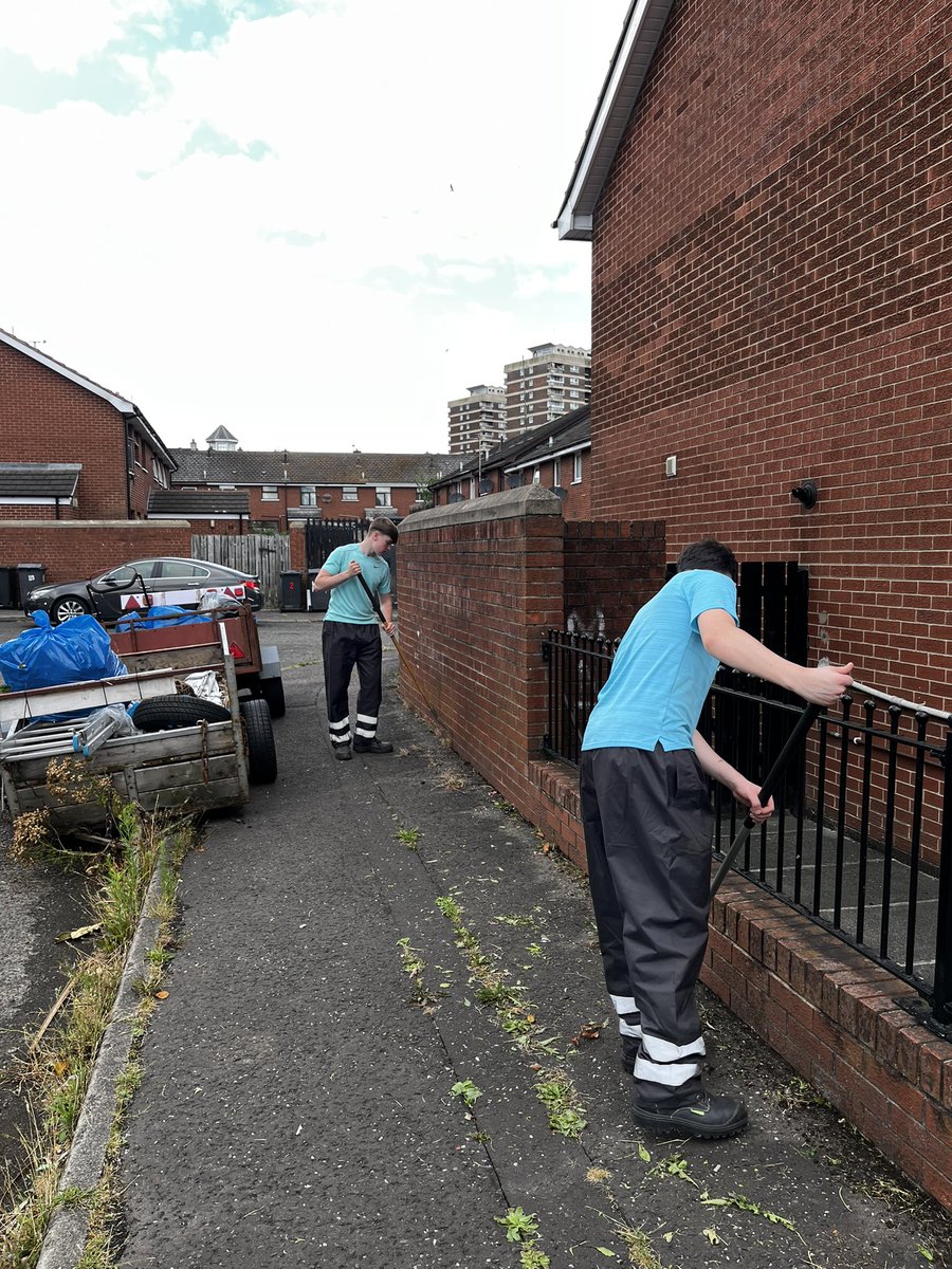 artilleryyc's tweet photo. Our latest two gardens - clearing weeds, cut back overgrown bushes and trees.  Two older residents were delighted. Lads always put a decent shift in… https://t.co/iE65fm6Je4