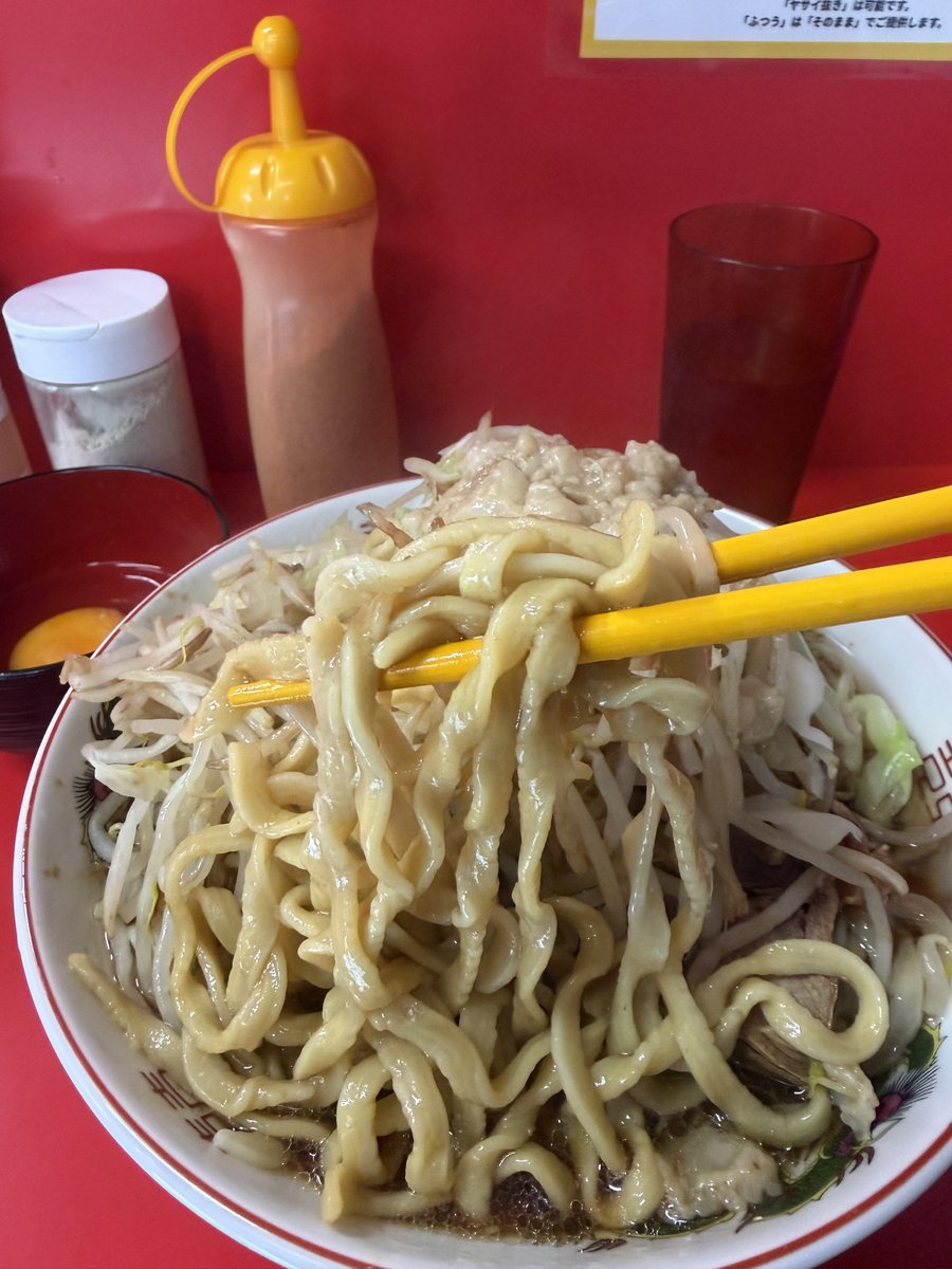 okitesla's tweet photo. 先週のラーメン二郎沖縄
沖縄県民ラーメン　ニンニクヤサイアブラ

生たまご100円も付けたんですが個人的にはスープを味わいたかったのであまり使わず。
この日はスープが熱くてばりうまかった。
ご馳走様でした。 https://t.co/3eP5wQBEPc