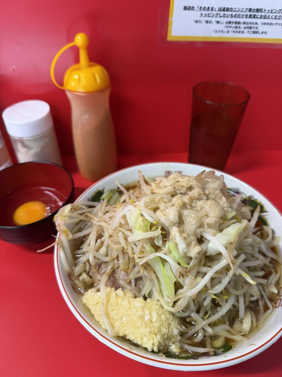okitesla's tweet photo. 先週のラーメン二郎沖縄
沖縄県民ラーメン　ニンニクヤサイアブラ

生たまご100円も付けたんですが個人的にはスープを味わいたかったのであまり使わず。
この日はスープが熱くてばりうまかった。
ご馳走様でした。 https://t.co/3eP5wQBEPc