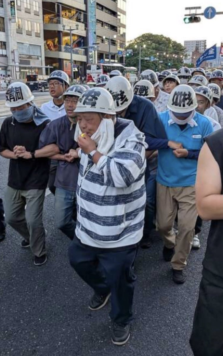 S10408978's tweet photo. 8月6日は原爆犠牲者を静かに追悼し平和を願う日。
それなのに過激なスローガンを掲げてデモをするおかしな団体。

慰霊の日くらいは、亡くなった方々への祈りを優先できないのでしょうかね。 https://t.co/IJ0rGrBl5w