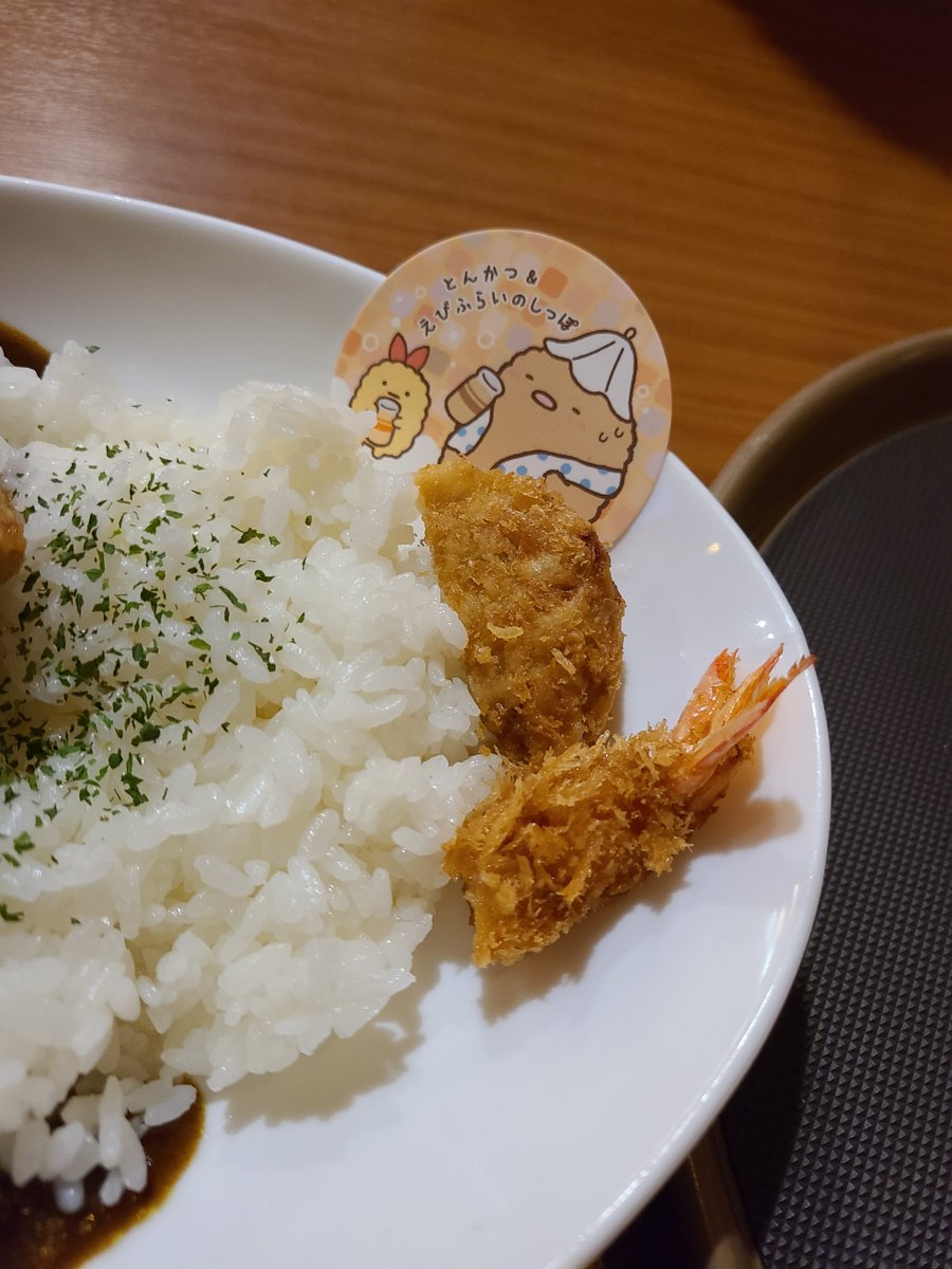 iza420's tweet photo. #極楽湯
コラボメニューのとんえびアゲアゲカレー、きちんととんかつのはしっことえびふらいのしっぽを分けて飾ってるの細かくて良き！！ https://t.co/Eh1uj8CJ9H