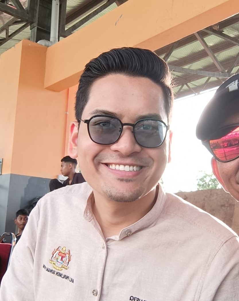 abulmuzaffar10's tweet photo. Ngomong-ngomong soal mahasiswa FK dari Malaysia..

Ada seorang menteri Malaysia yang merupakan lulusan kedokteran UNISBA.

Namanya Muhammad Taufik Juhari. FK Unisba 2015. Lulus tahun 2020. 

Istrinya bahkan berasal dari Indonesia dan sama-sama kuliah di UNISBA juga.

Taufik sendiri menjabat sebagai Menteri Belia dan Sukan (Menpora). Kader Parti Keadilan Rakyat.

Taufik adalah anak dari Johari Abdul, Ketua Dewan Rakyat Malaysia (Parlemen)

FOTO: WIKIMEDIA (Thegreatrebellion)