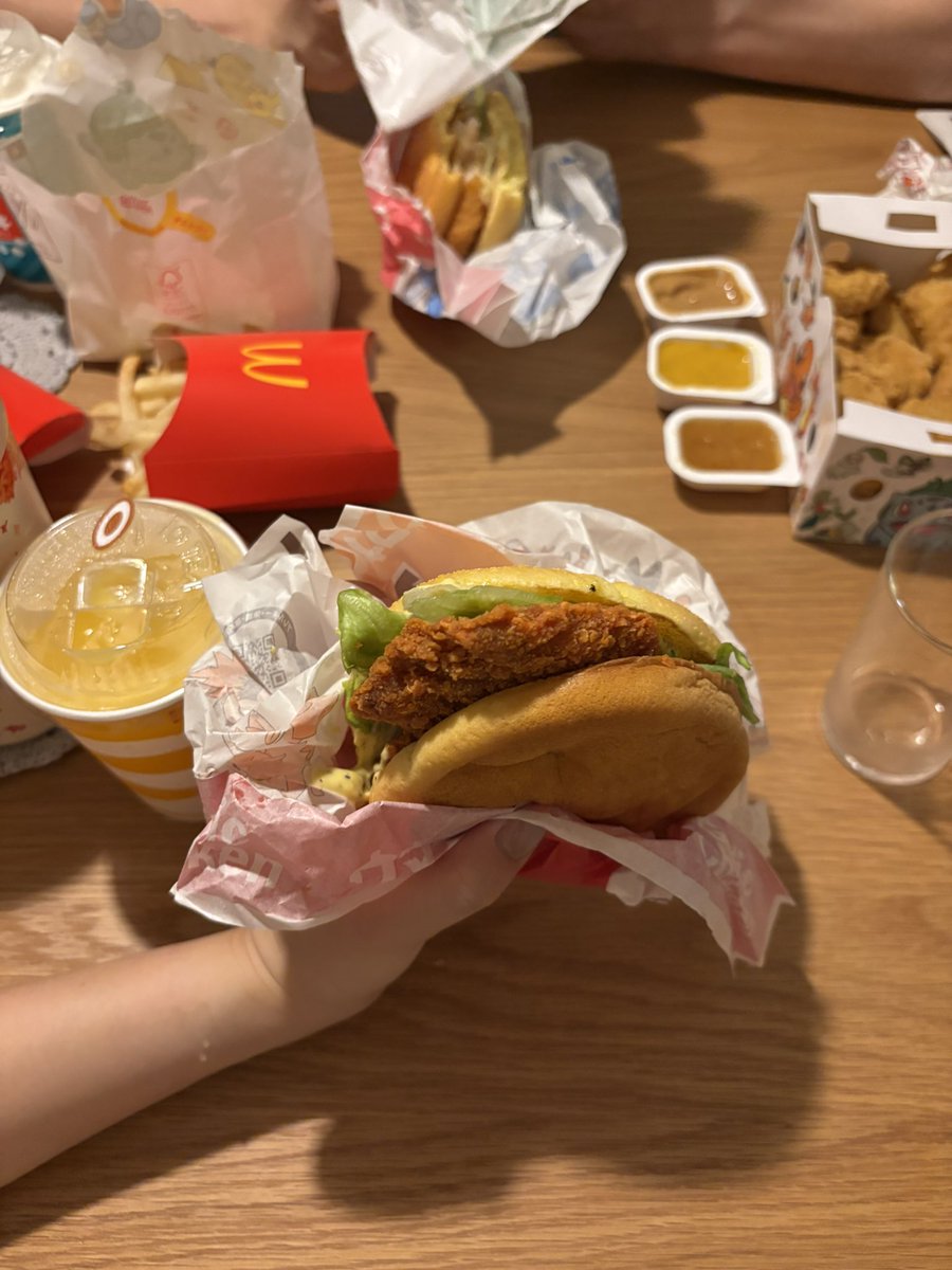 000anzu_'s tweet photo. マックのポケモン爆食い🔥 https://t.co/ugGkIyizQ3