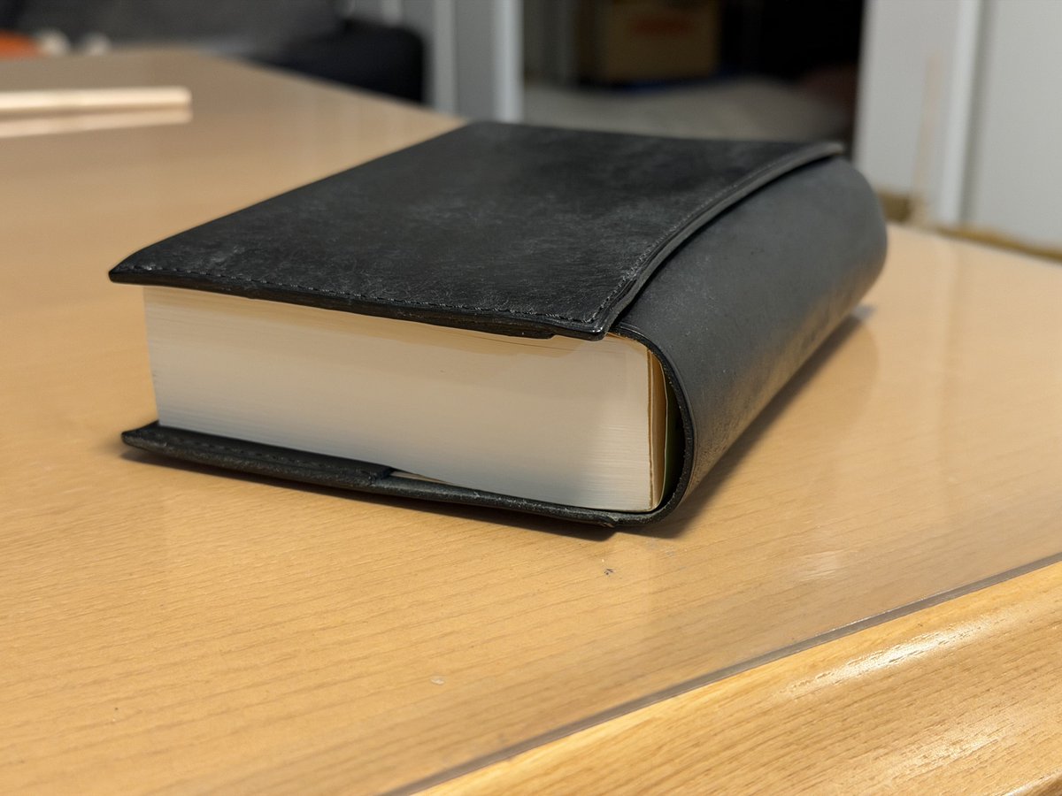 mtnbbikeGB's tweet photo. 分厚い小説を読んでます
読んでる途中で残りの厚みに目をやると「まだまだタップリ読めるぞ」となんだか贅沢な気持ちになれます☺️ https://t.co/Joj1iphEN0