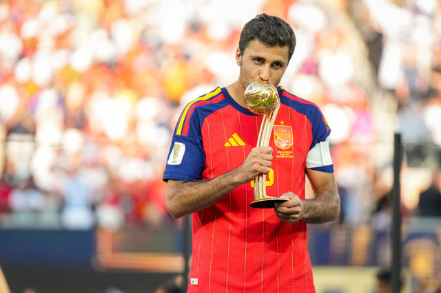 Mudaifea's tweet photo. @realmadrid @Brahim Sabéis perfectamente que este mercado no vale nada si perdéis a Rodri… ¡y encima se lo regaláis a vuestro eterno rival! https://t.co/QiZwmZRiXn