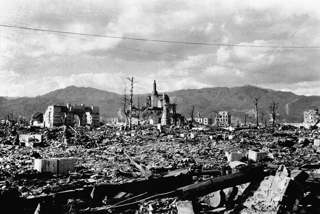 pabloencontexto's tweet photo. 81 años de Hiroshima. La historia recordará por siempre el mayor crimen de guerra nunca antes perpetrado por el ser humano, y su responsable: Estados Unidos y el presidente Harry S. Truman, el hombre que, aún con los japoneses al borde de la rendición tras Iwo Jima, decidió lanzar la bomba, no para provocar la rendición de los japoneses, sino para enviar un “mensaje diplomático” a la Unión Soviética.