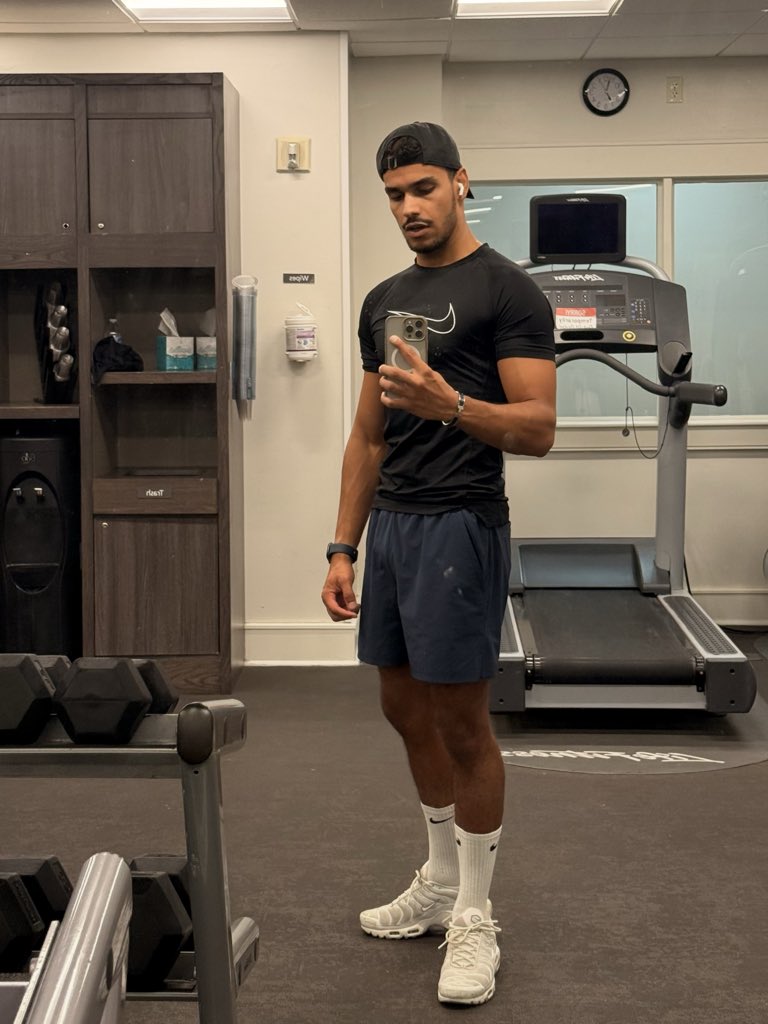 nickubnd's tweet photo. hello from orlando ⚡️ https://t.co/LhJvKNJvWB
