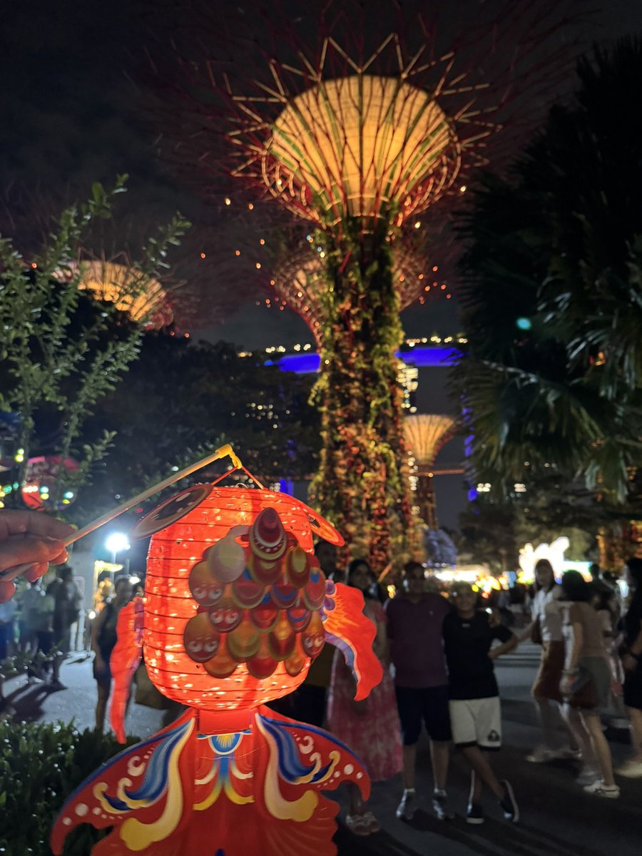 blooming_hea's tweet photo. I had a fun DIY lantern-making activity at Gardens by the Bay for only $20! There was also live music, an amusement park, and food stalls—it felt like a festival! https://t.co/J3Yfd48i4E