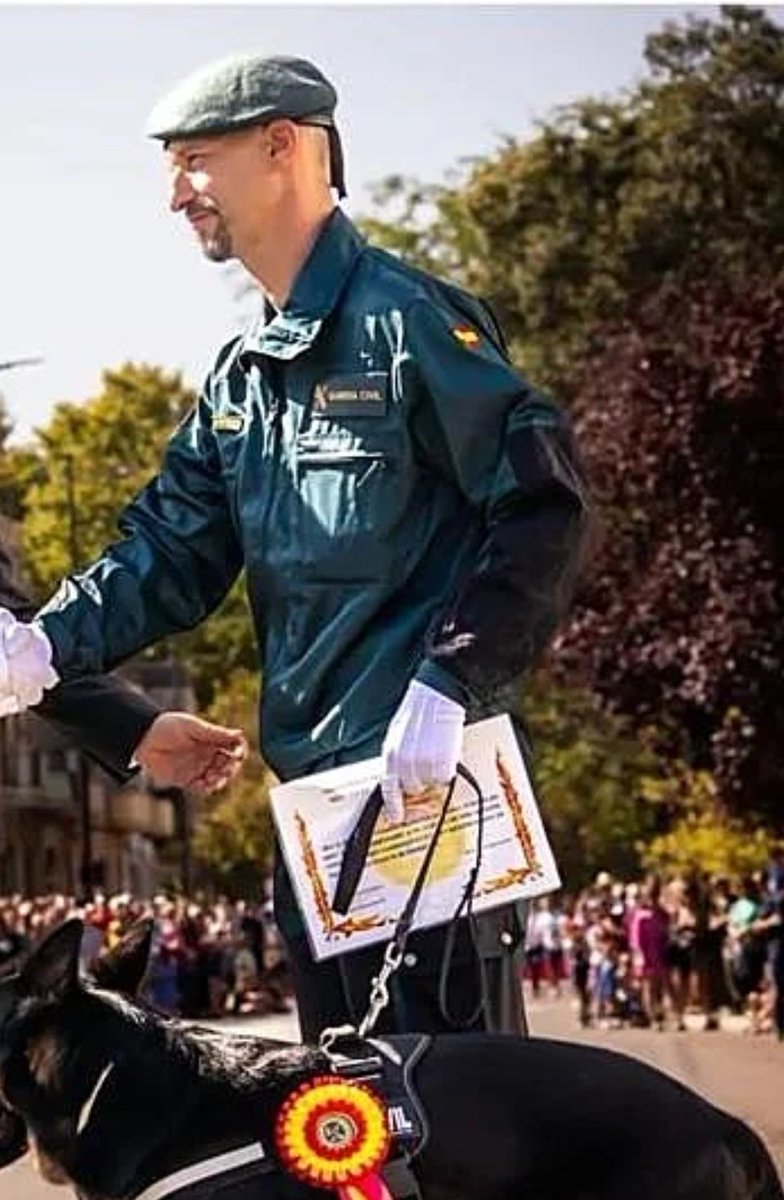 FonsiLoaiza's tweet photo. Este asesino se llama Dámaso y es el agente de la Guardia Civil que ha asesinado en el cuartel de Llanes (Asturias) a su expareja. Han quedado huérfanas dos niñas menores de 14 años. Había sido felicitado personalmente en 29 ocasiones debido a la "importancia de sus servicios". https://t.co/LhkmpJGy6l
