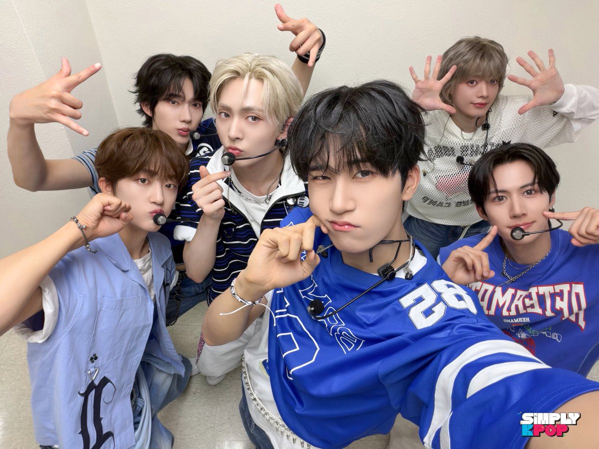 _Simplykpop's tweet photo. Whoever gave LUN8 SNEAKERS👟
should've known we'd be chasing after them💕💨

#LUN8 #루네이트
#SimplyKpop #심플리케이팝 https://t.co/aOaTwY1aBB