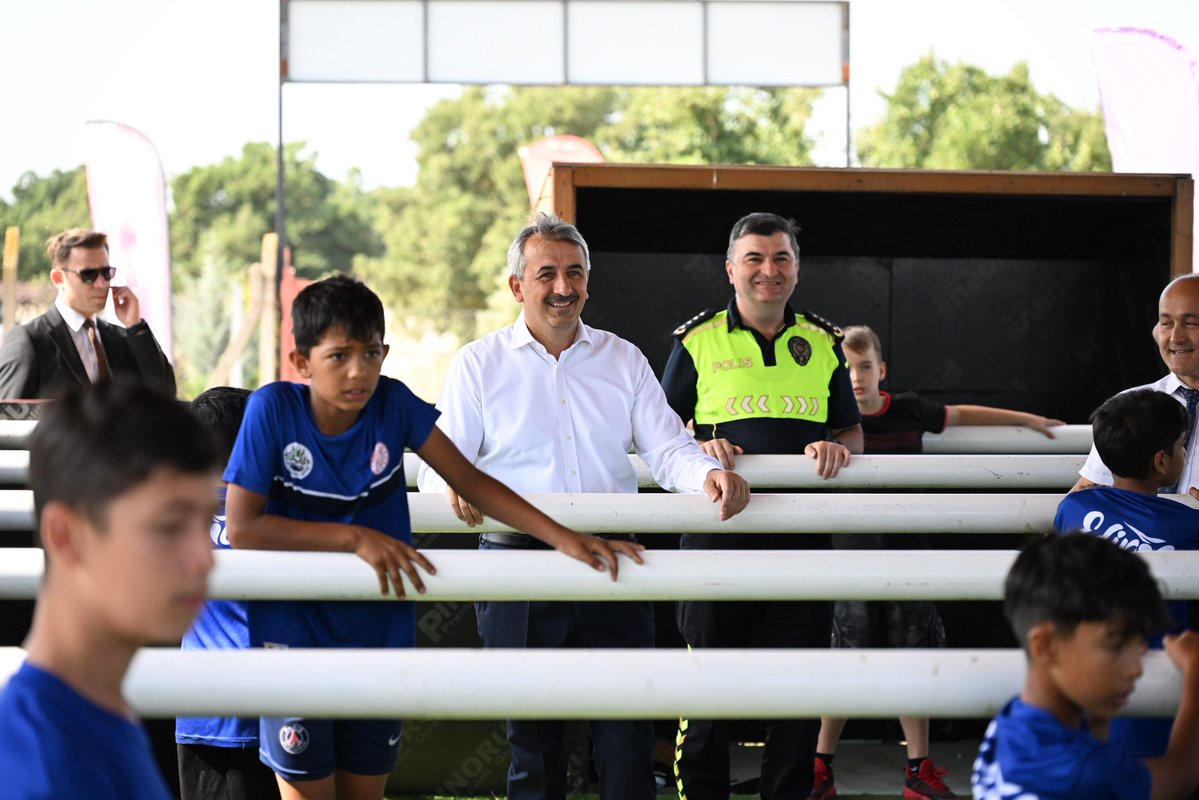 edirne_valiligi's tweet photo. 📍 Yaz Tatilinde Spor, Sanat ve Bilimle Dolu Günler… ☀️🎨⚽📚

Valimiz Yunus Sezer, Musabeyli Mesire Alanı’nda bulunan Geleneksel Spor Oyunları Alanı’nda yaz okullarına katılan öğrencilerimizle bir araya geldi.

Valimiz Yunus Sezer, ilimizde hayata geçirilen “Okuldan Spora ve Mahalle Ligi” projesi kapsamında bugüne kadar 14 bin 700 çocuğumuzu sporla buluşturduklarını belirterek, çocuklarımızın hem fiziksel hem de sosyal gelişimlerini desteklemeye yönelik çalışmaların kararlılıkla sürdürüldüğünü ifade etti.

Yaz okullarına toplam 675 öğrencimizin katıldığını belirten Valimiz Yunus Sezer, spor, sanat ve kültürel faaliyetlerle dolu bir yaz geçiren öğrencilerimizin hem yeni beceriler kazandığını hem de tatillerini verimli bir şekilde değerlendirdiklerini söyledi.

Çocuklarımızın ve gençlerimizin her alanda en iyi imkânlarla yetişmesi için çalışmaların artarak devam edeceğini vurgulayan Valimiz Yunus Sezer, yaz okullarında görev alan eğitmenlere teşekkür ederek tüm öğrencilerimize başarılı, sağlıklı ve keyifli bir yaz tatili diledi. 🌿