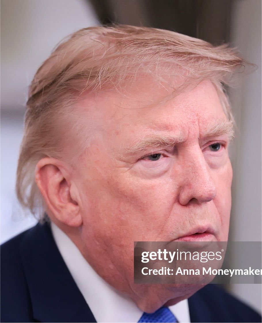 Antunes1's tweet photo. Trump’s hair, 2 days apart 💀 https://t.co/fEtg6mVjt4