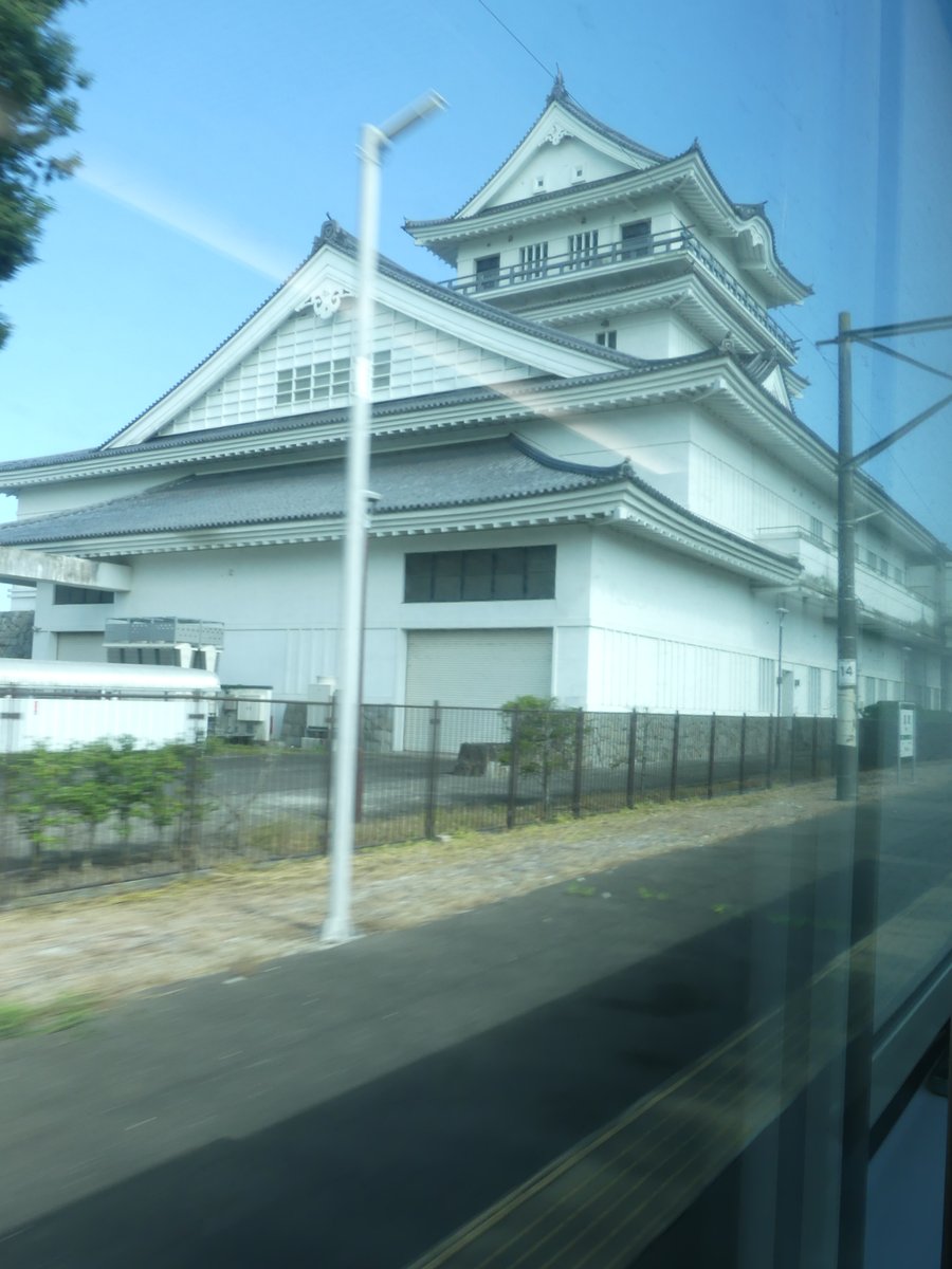 sato_opticians's tweet photo. 仙台駅を定刻に出発した品川行き特急「ひたち22号｣は、まずは東北線を岩沼駅まで走行し、そこから分かれて常磐線に入ります。ほどなく、左手に大きな工場が見えてきました。これは、日本製紙（株）岩沼工場です。
先日の熊本の大地震では、同社の八代工場が大きな被害を受け、私も衝撃を受けましたが、岩沼工場もまた、東日本大震災では被災したそうです。ただ、比較的早期に復旧を果たしました。（宮城県内では、同社の「石巻工場」も津波で大きな被害を受けたが、こちらも各方面の努力により1年で復旧しています。）八代と同じく、ここでも新聞用紙を製造しており、製品は東北線の貨物列車で、#南千住 の「隅田川駅」などに運ばれて行きます。

阿武隈川を渡り、城郭風の建物「悠里館」が隣接する亘理（わたり）駅を過ぎ、津波被災によって線路を内陸側に移設した区間へ入ります。青々とした水田と、施設栽培の風景が続きます。震災から15年、このあたりでは農業の日常をすっかり取り戻しているようでした。