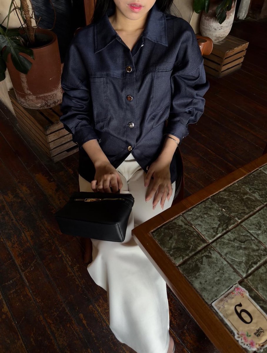 chaeinxz's tweet photo. millie denim shirt 
https://t.co/kX8f12rJAO https://t.co/jkZz2n5MzU