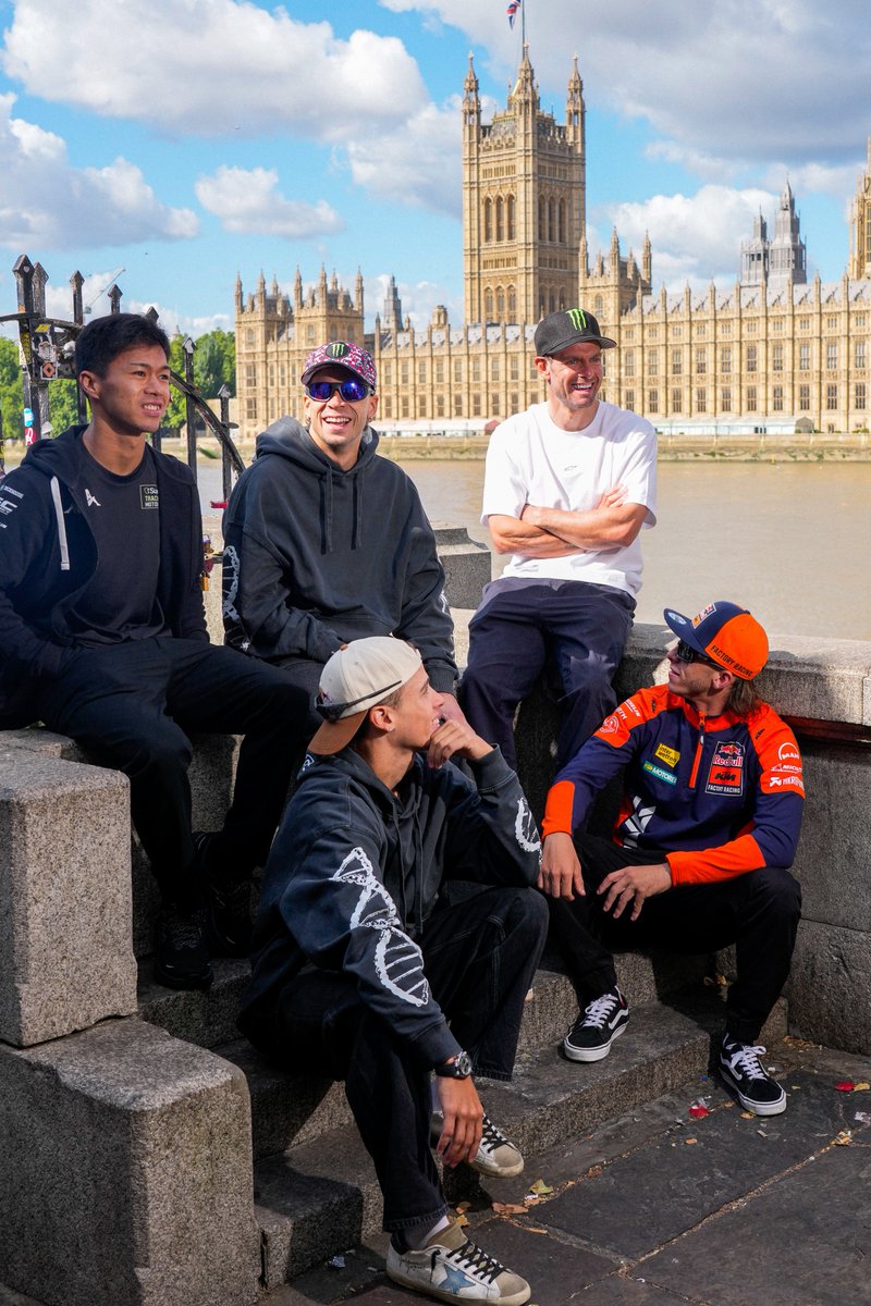 MotoGP's tweet photo. The coolest tourists you’ll see in London today! 🇬🇧📍😎

#BritishGP🇬🇧 #MotoGPxLondon https://t.co/5k4qKNyoq1