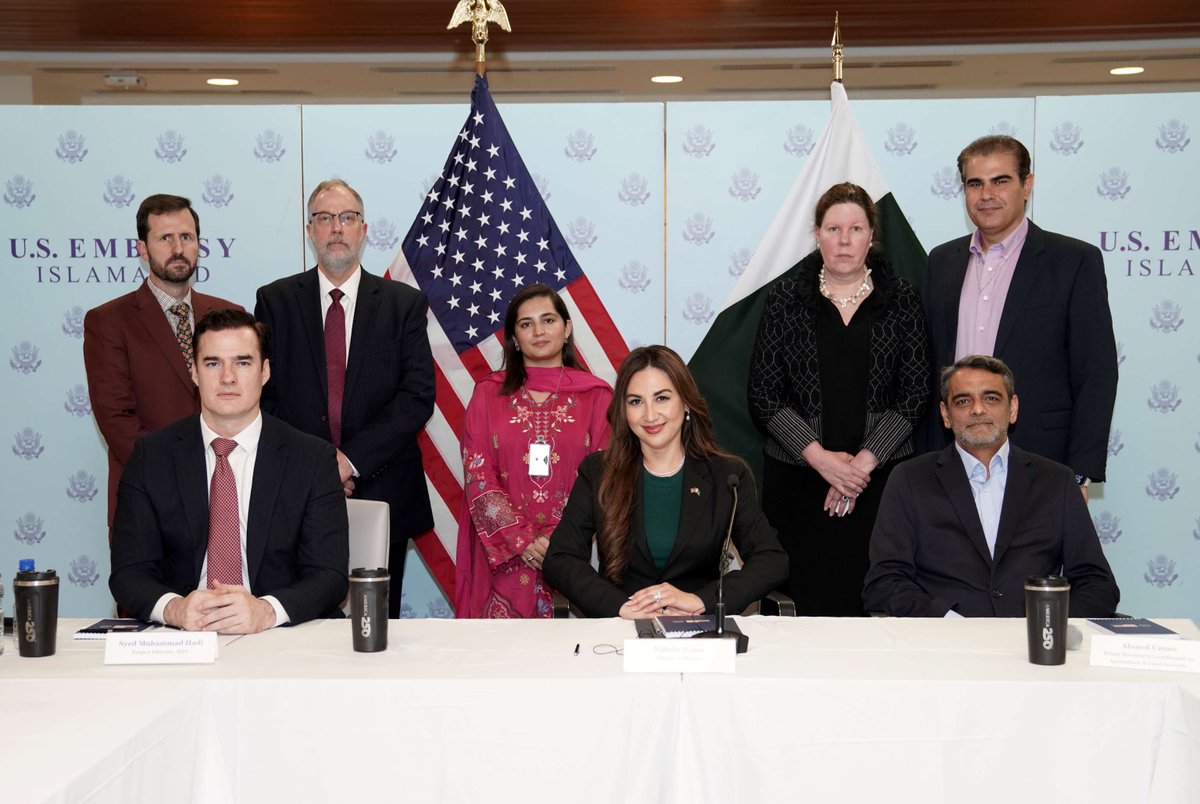 usembislamabad's tweet photo. Under President Trump’s leadership, the United States and Pakistan are partnering to modernize agriculture through world-class American innovation. As Chargé d’Affaires Natalie A. Baker highlighted, "When American companies bring innovative technologies to new markets, they do more than sell products. They share knowledge, train local partners, create lasting business relationships, and contribute to sustainable economic growth." We look forward to building on these vital ties during the U.S. Agricultural Technologies Trade Mission to Pakistan this October! #USAinPakistan #Agriculture

صدر ٹرمپ کی قیادت میں، امریکہ اور پاکستان عالمی معیار کی امریکی جدت  کے ذریعے زراعت کو جدید بنانے کے لیے شراکت داری کر رہے ہیں۔ جیسا کہ امریکی ناظم الامور نیٹلی بیکر نے واضح کیا، "جب امریکی کمپنیاں نئی منڈیوں میں جدید ٹیکنالوجیز لاتی ہیں، تو وہ محض مصنوعات فروخت کرنے سے کہیں زیادہ کام کرتی ہیں۔ وہ علم بانٹتی ہیں، مقامی شراکت داروں کو تربیت دیتی ہیں، دیرپا کاروباری تعلقات قائم کرتی ہیں، اور پائیدار اقتصادی ترقی میں اپنا حصہ ڈالتی ہیں۔" ہم اکتوبر میں پاکستان میں ہونے والے امریکی زرعی ٹیکنالوجیز تجارتی مشن کے دوران ان اہم تعلقات کو مزید مضبوط بنانے کے منتظر ہیں!