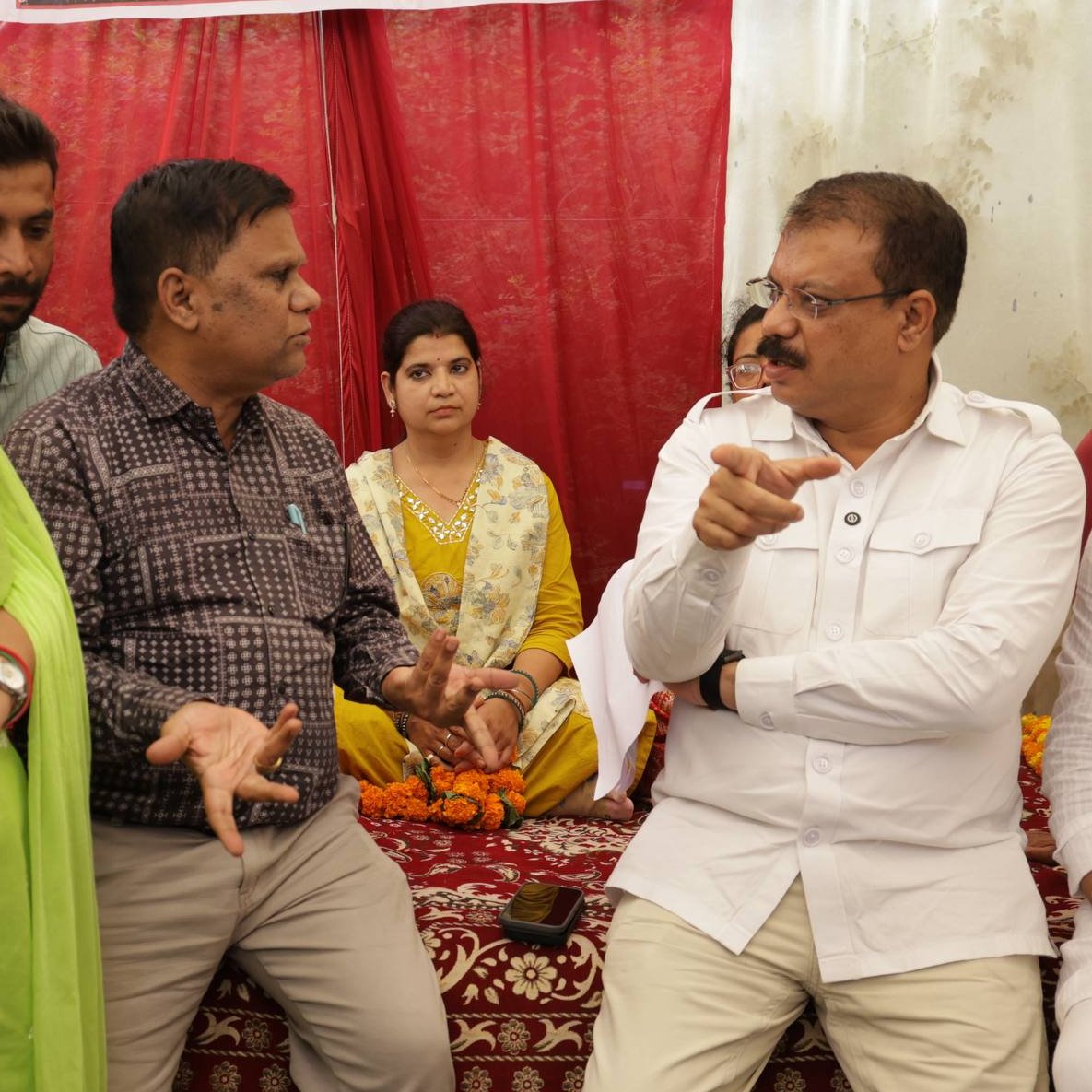 UmangSinghar's tweet photo. जबलपुर में अनिश्चितकालीन हड़ताल पर बैठे पटवारी साथियों से मुलाकात कर उनकी समस्याओं को विस्तार से सुना तथा उनकी जायज़ मांगों के प्रति अपना पूर्ण समर्थन व्यक्त किया।

पटवारी प्रदेश की राजस्व व्यवस्था की महत्वपूर्ण कड़ी हैं। काफी समय से उनकी लंबित मांगों का समयबद्ध और न्यायसंगत समाधान होना आवश्यक है। 

प्रदेश सरकार से आग्रह है कि संवेदनशीलता दिखाते हुए तत्काल पटवारी प्रतिनिधियों से संवाद स्थापित करें तथा कैडर रिव्यू सहित उनकी सभी लंबित मांगों का शीघ्र और सकारात्मक समाधान सुनिश्चित करें, ताकि कर्मचारियों के हित सुरक्षित रहें और आमजन को भी किसी प्रकार की असुविधा का सामना न करना पड़े।

📍जबलपुर

@DrMohanYadav51 @CMMadhyaPradesh @karansingh_158
@INCIndia @INCMP 

#US12459