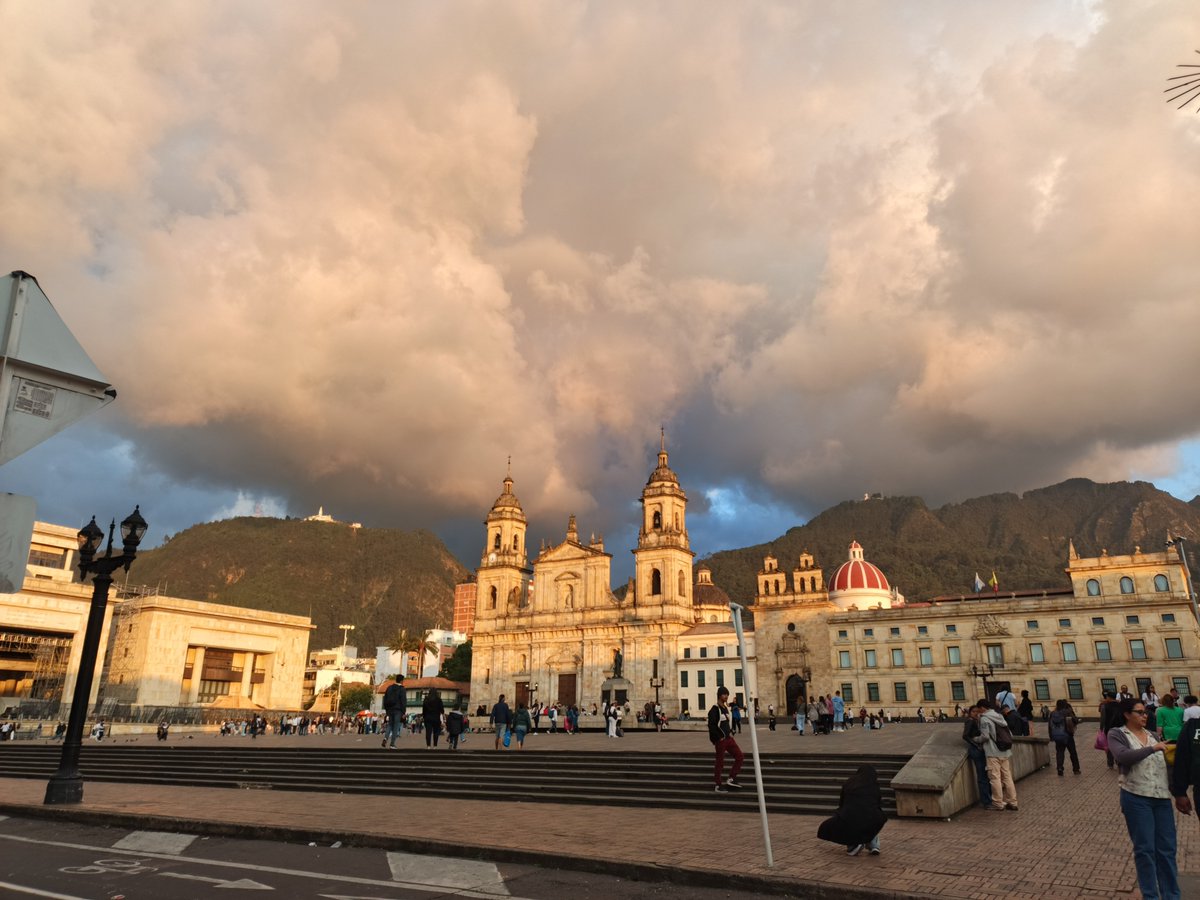 R3varela's tweet photo. Gracias mi Bogotá por brindarme todo lo que soy .mi linda cuídad tan cambiante en su clima que eso la hace la más imprescindible ❤️🎂🍷 https://t.co/hAv3RT3RVF