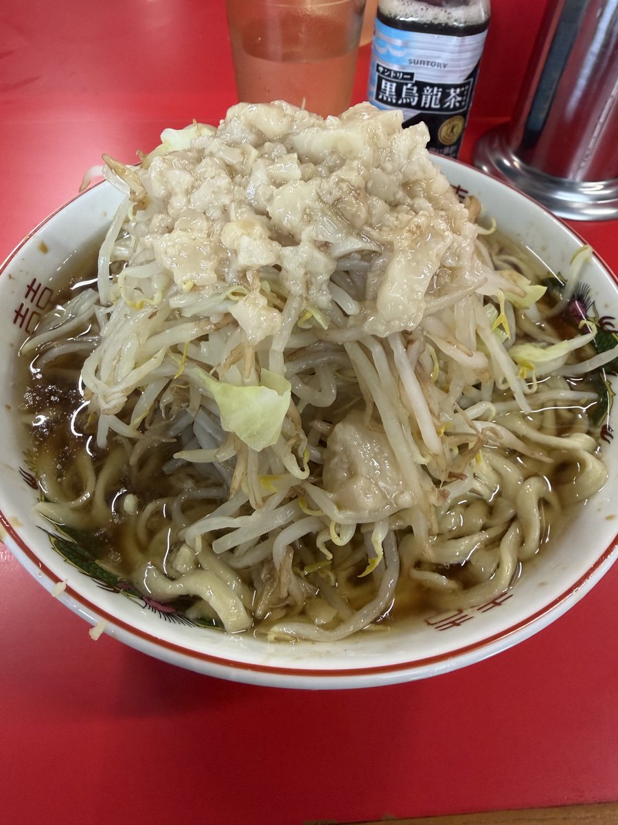 okitesla's tweet photo. 今日のラーメン二郎沖縄
沖縄県民ラーメン　ヤサイアブラ

13:02外並び5名
13:22着席
13:33着丼
13:45完食

台風前に来れて良かった、ご馳走様でした！ https://t.co/YHy1S6cM2m