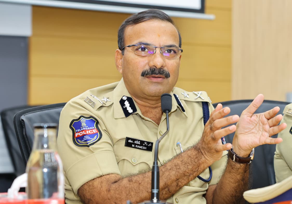 cyberabadpolice's tweet photo. 🏅 𝐂𝐲𝐛𝐞𝐫𝐚𝐛𝐚𝐝 𝐏𝐨𝐥𝐢𝐜𝐞 𝐂𝐨𝐦𝐦𝐢𝐬𝐬𝐢𝐨𝐧𝐞𝐫 𝐇𝐨𝐧𝐨𝐮𝐫𝐬 𝟐𝟏𝟔 𝐏𝐨𝐥𝐢𝐜𝐞 𝐏𝐞𝐫𝐬𝐨𝐧𝐧𝐞𝐥 𝐚𝐭 𝐑𝐞𝐰𝐚𝐫𝐝 𝐌𝐞𝐥𝐚

Dr. M. Ramesh, IPS, Commissioner of Police, Cyberabad, felicitated 216 police personnel for their outstanding contributions to crime prevention, crime detection, and maintenance of law & order at the Reward Mela held at the Cyberabad Commissionerate.

The programme was attended by Dr. M. Ramesh, IPS, Commissioner of Police, Cyberabad; Smt. T. Annapurna, IPS, DCP (Admin); Sri. N. Koti Reddy, IPS, DCP, Quthbullapur Zone; Ritiraj, IPS, DCP, Kukatpally Zone; Sri. A. Muthyam Reddy, DCP, Crimes/EOW; Shoban Kumar, DCP, SOT; ACsP and staff of Cyberabad.

The Commissioner congratulated the awardees and urged officers to strengthen property crime prevention by leveraging modern technology, CCTV analysis, digital investigation tools, and continuous professional learning to deliver better public service.
#CyberabadPolice #RewardMela #PoliceExcellence #PublicService #CrimePrevention