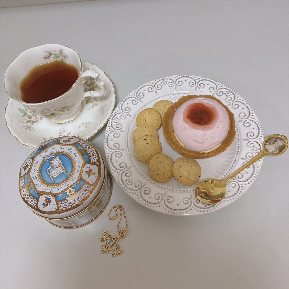 jtmg597's tweet photo. マリーアントワネット展の青山デカーボのクッキーといちごカスタードタルトを頂きながら映画マリーアントワネットを鑑賞🍓🍪
アマプラで有料なのですが、どうしても展示見た後は見たい気分になったので🎀👗 https://t.co/PpHE6DU7ba