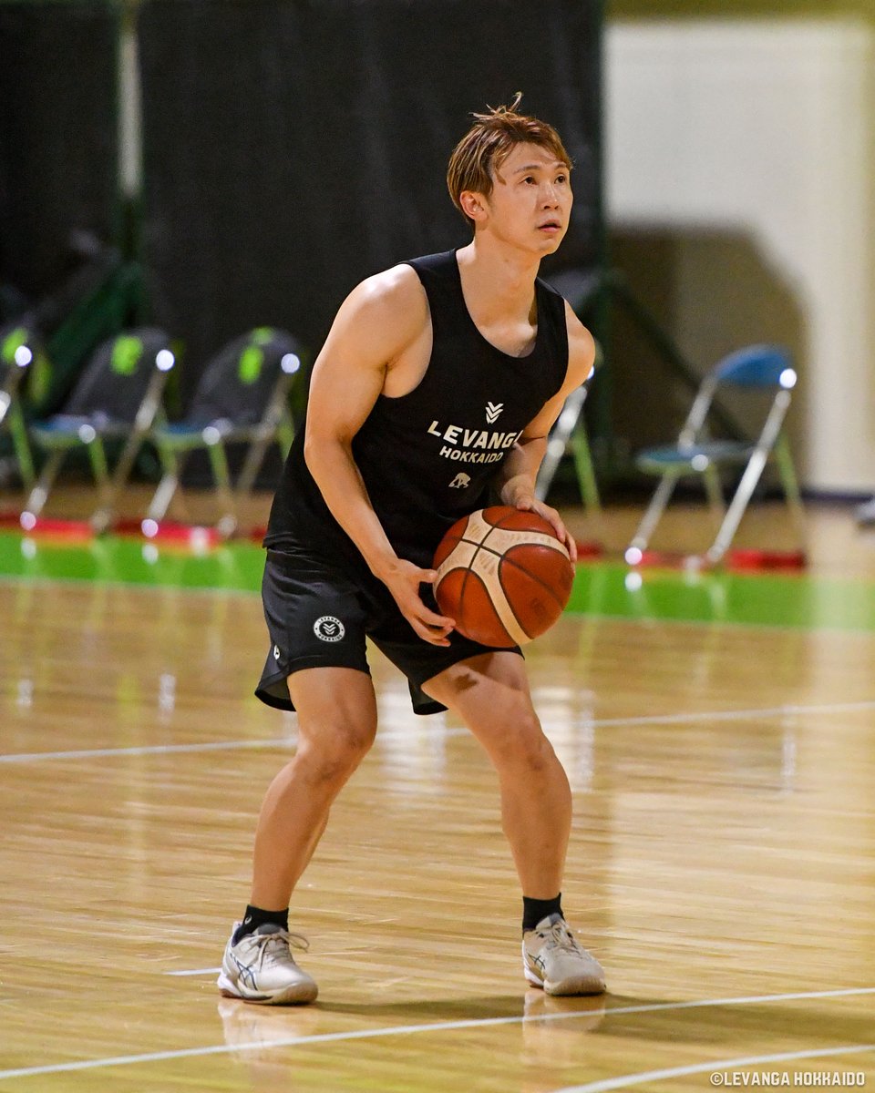 levangakousiki's tweet photo. 「CS出場、そしてその先の優勝を目指して頑張ります」

今シーズンの目標を聞かれた時に、一瞬の間も置かず、良く通る声ではっきりと答えた #島谷怜 選手。

昨シーズンあと一歩のところでたどり着けなかった目標を、今季は必ず成し遂げるという強い意志を感じる答えでした。

チーム始動日に島谷怜選手が語った言葉を公式noteにてご紹介しています。

全文はこちらをご覧ください👀
https://t.co/0ZFykL0jJ3

#レバンガ北海道 #FarTogether