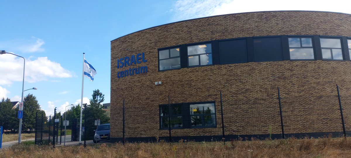 ad_de_boer's tweet photo. Toen ik op de NWZC hoorde over het onzichtbaar maken van de banners van @cvisrael , dacht ik al: Wat raar. Wat is er mis mee? Die banners kondigen toch alleen een expositie aan over de wortels van het christelijk geloof? Na de nieuwe  commotie ging ik bij de expositie kijken. 1/ https://t.co/V3cU4t4Pcp