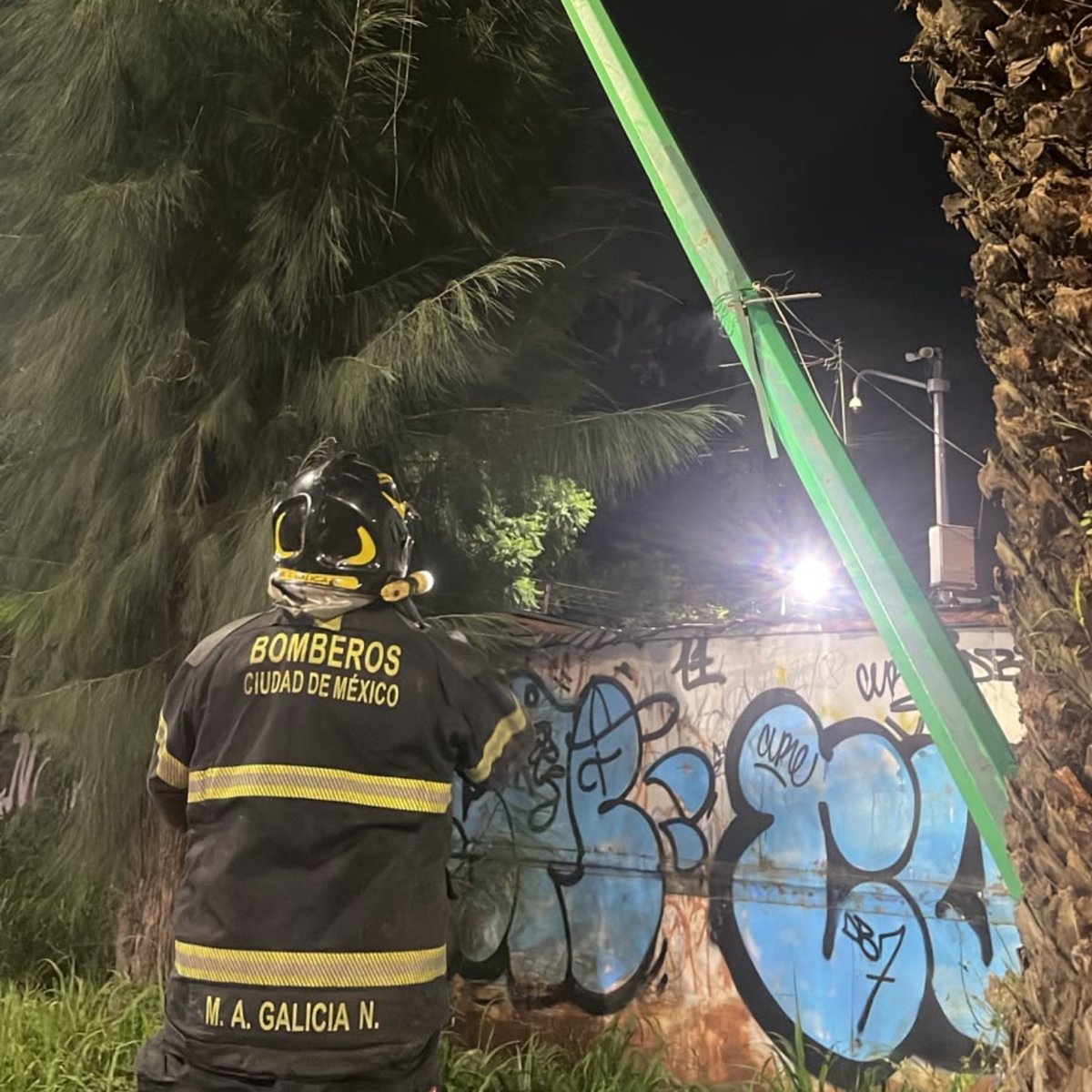 JefeVulcanoCova's tweet photo. Comparto el número de servicios que atendimos las últimas 24 horas debido a las lluvias en la ciudad:

41 Árboles caídos 
  3 Postes caídos 
  3 Cortocircuitos

Le recordamos a la población que se comunique al 911 o a su estación de Bomberos más cercana en caso de una emergencia.

@ClaraBrugadaM