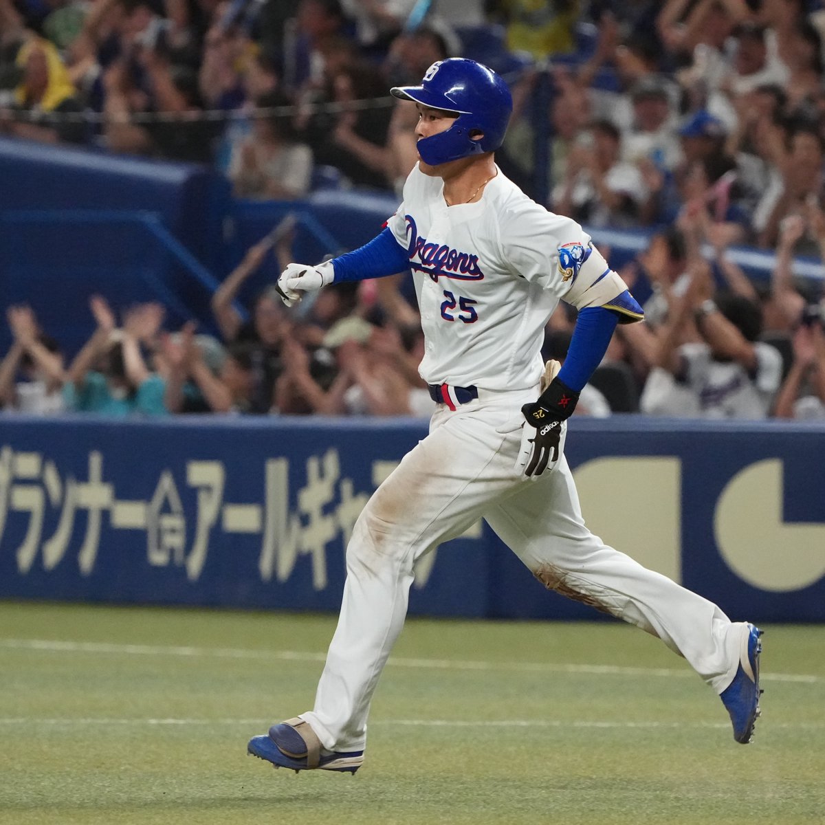 DragonsOfficial's tweet photo. ／
＃JERAセ・リーグ 速報⚾️
＼
中５ー０ヤ
本日の ＃月間JERAセ・リーグAWARD ノミネート選手はこちら✋
８回裏１死満塁、決勝点となる先制のタイムリー二塁打を放った ＃石川昂弥 選手です。
ノミネート選手はこちら　https://t.co/6Kn01LIDuo
JERA協賛特設ページ　https://t.co/n6PQVjYdeS
#JERA 　#灯セ
#どらほー