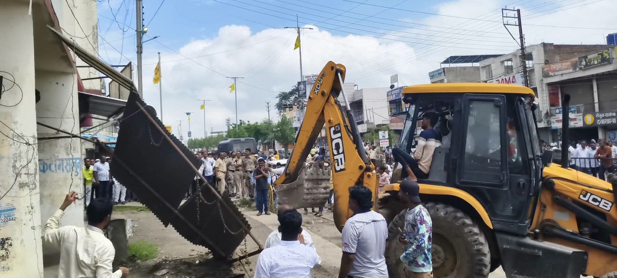 airnews_mumbai's tweet photo. #Beed : बीड जिल्ह्यातील माजलगाव नगरपालिकेने शहरातील प्रमुख रस्ते आणि सार्वजनिक ठिकाणांवरील अतिक्रमण हटविण्याची विशेष मोहीम सुरू केली आहे. वाहतुकीला अडथळा ठरणारी अतिक्रमणे हटवून शहर अतिक्रमणमुक्त करण्यासाठी ही कारवाई टप्प्याटप्प्याने सुरू राहणार आहे.
#Majalgaon #Beed #UrbanDevelopmen @InfoBeed